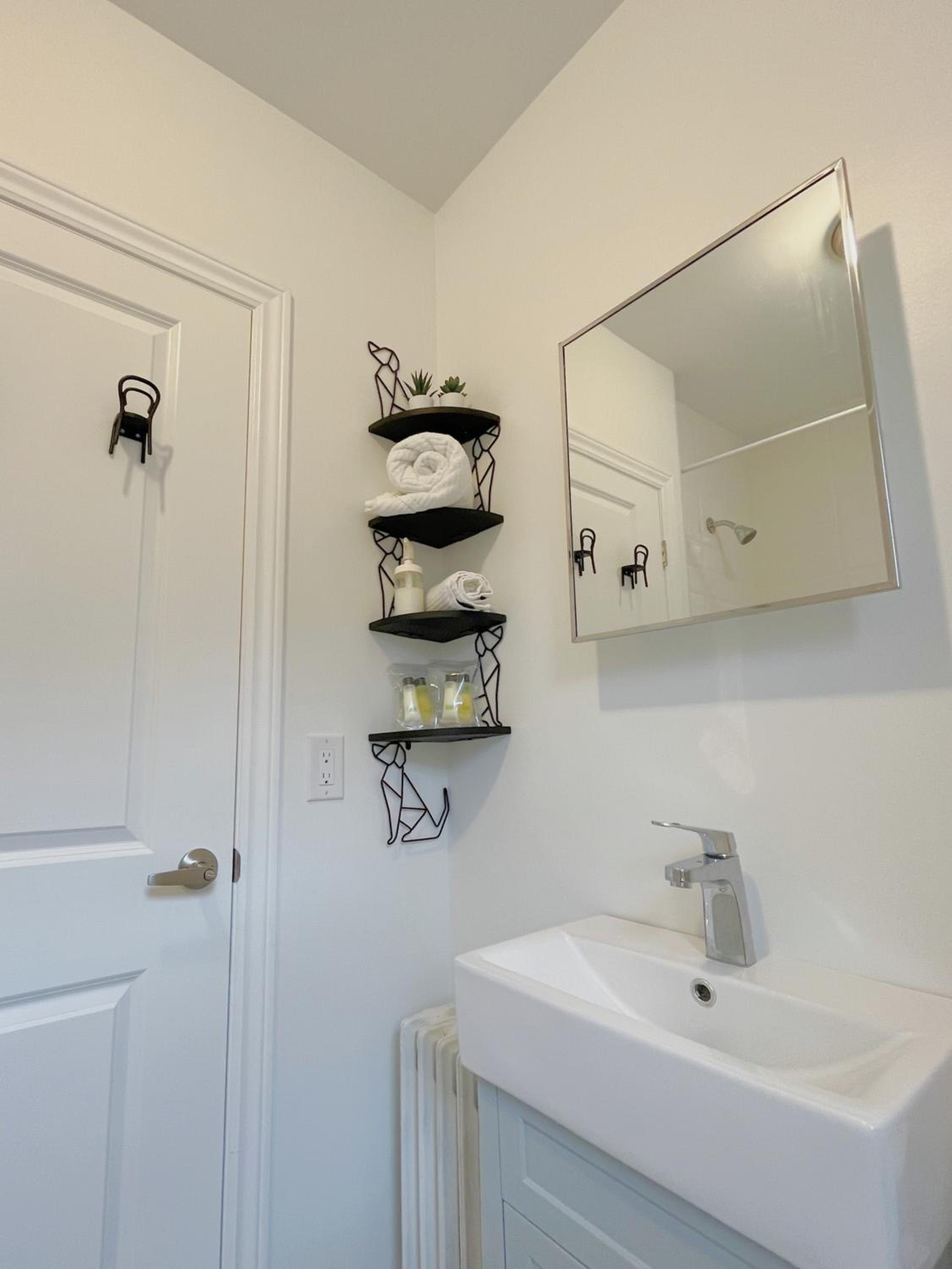 2B with parking, 10km to Toronto downtown