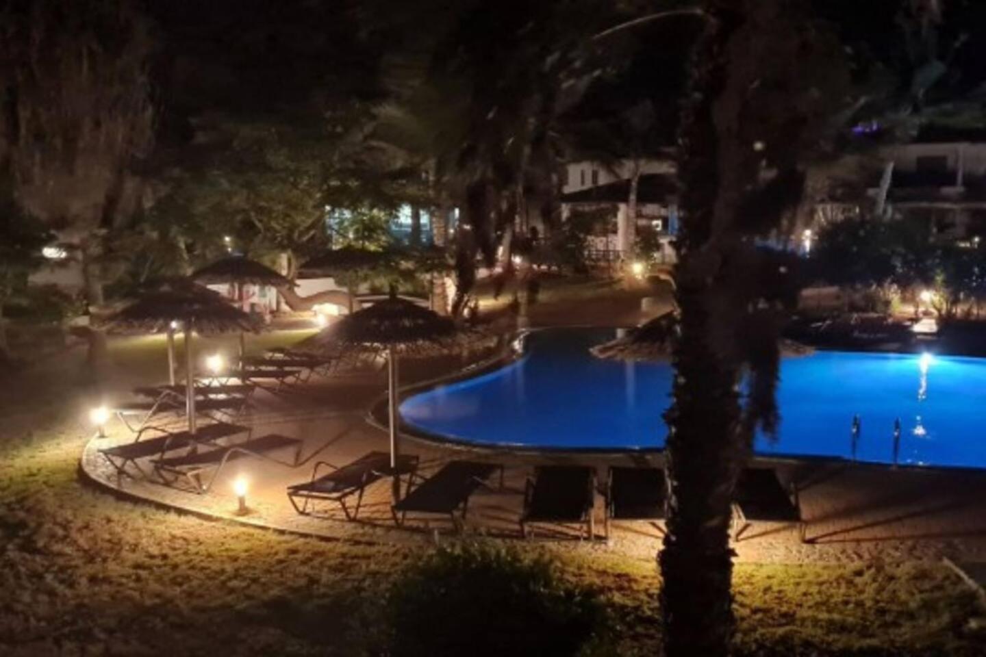 Tortuga beach lovely 2 bed apartment and gardens