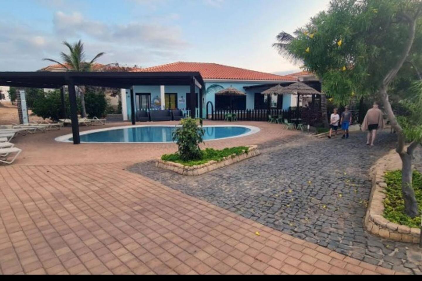 Tortuga beach lovely 2 bed apartment and gardens