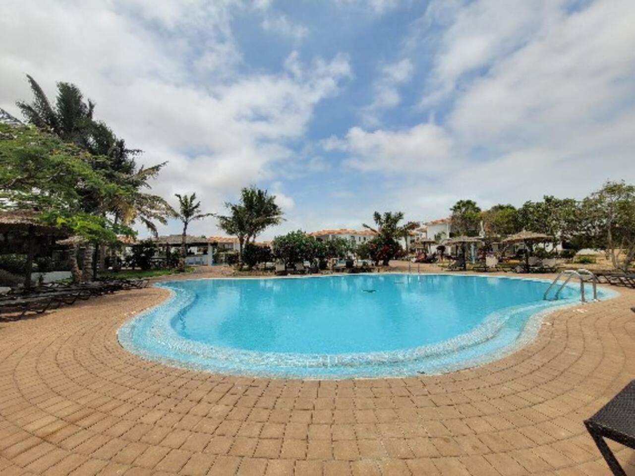 Tortuga beach lovely 2 bed apartment and gardens