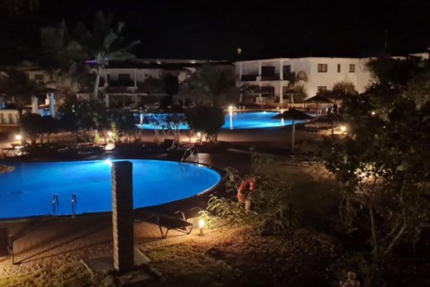 Tortuga beach lovely 2 bed apartment and gardens