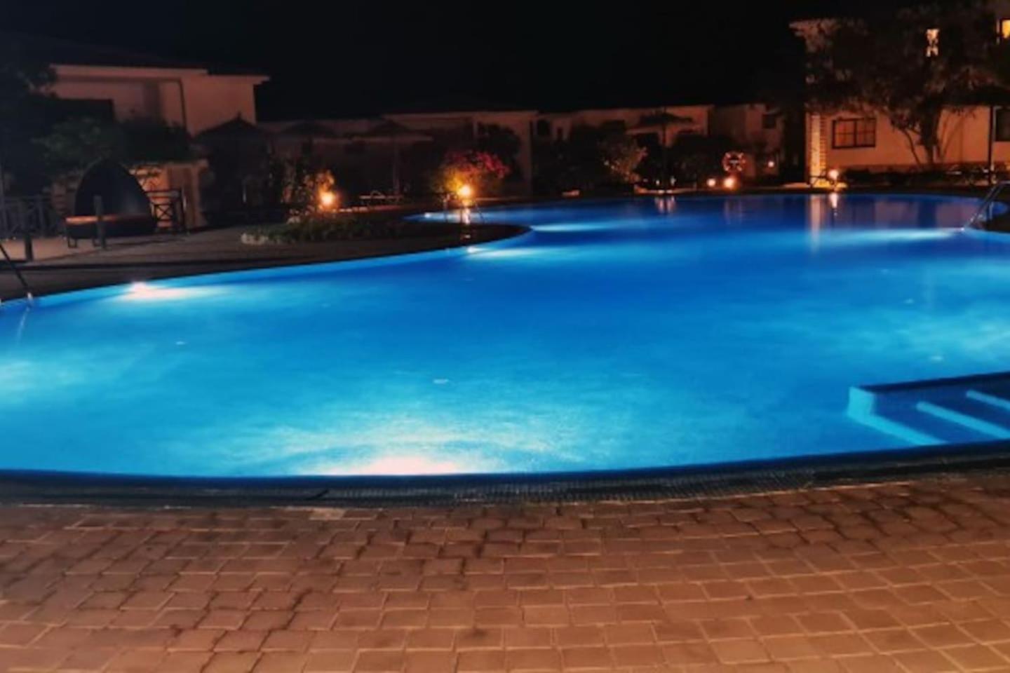 Tortuga beach lovely 2 bed apartment and gardens