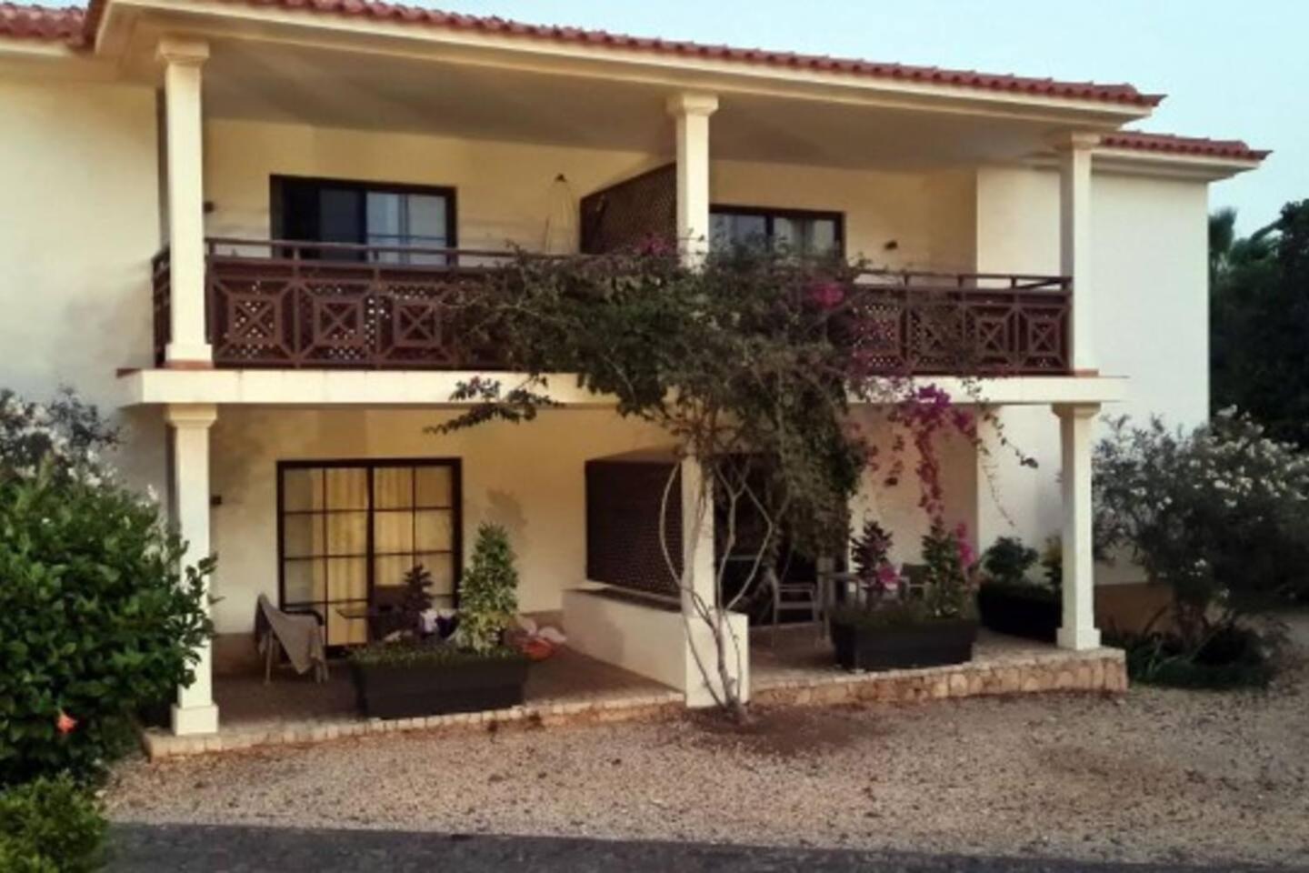 Tortuga beach lovely 2 bed apartment and gardens