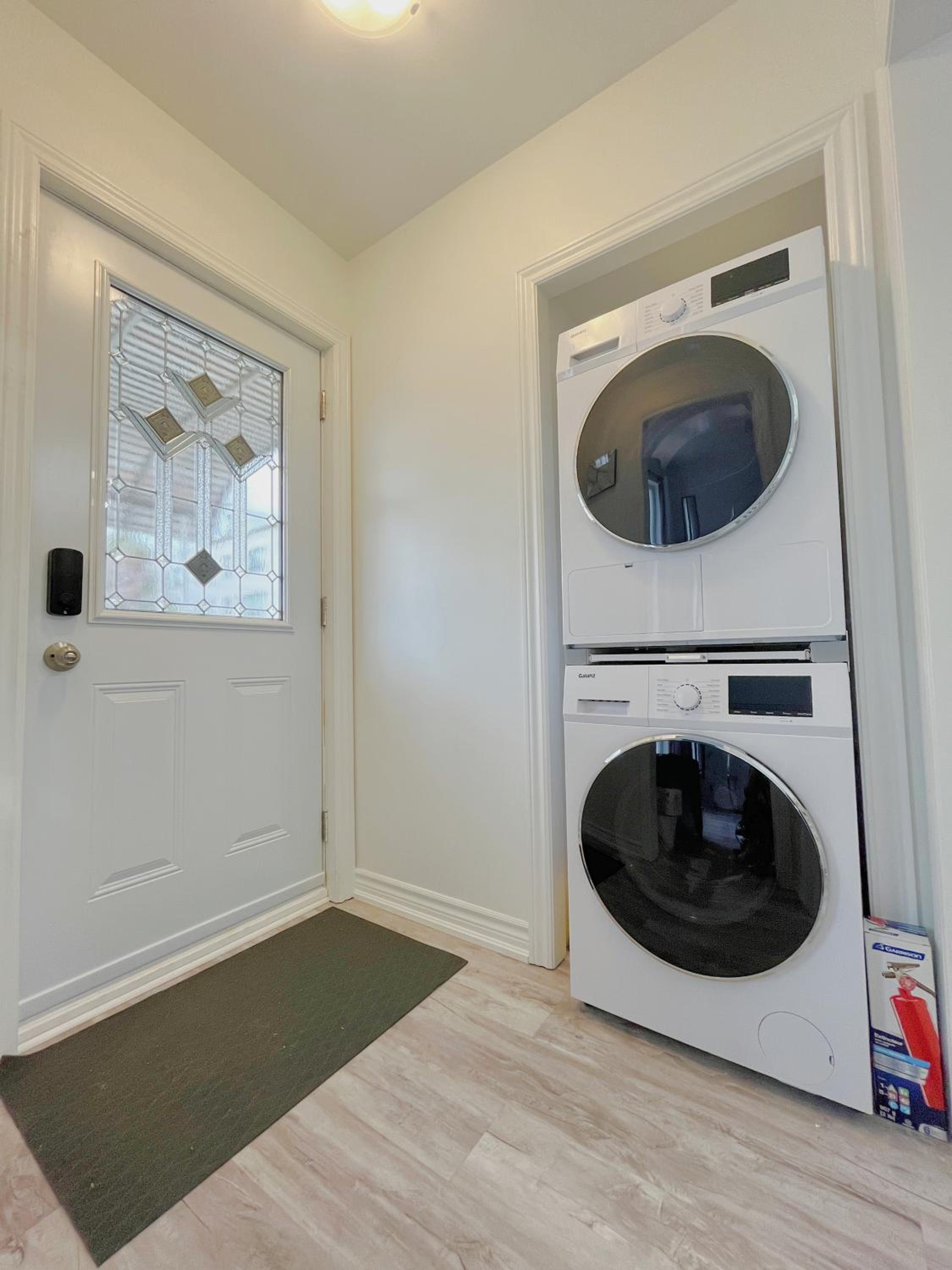 2B with parking, 10km to Toronto downtown