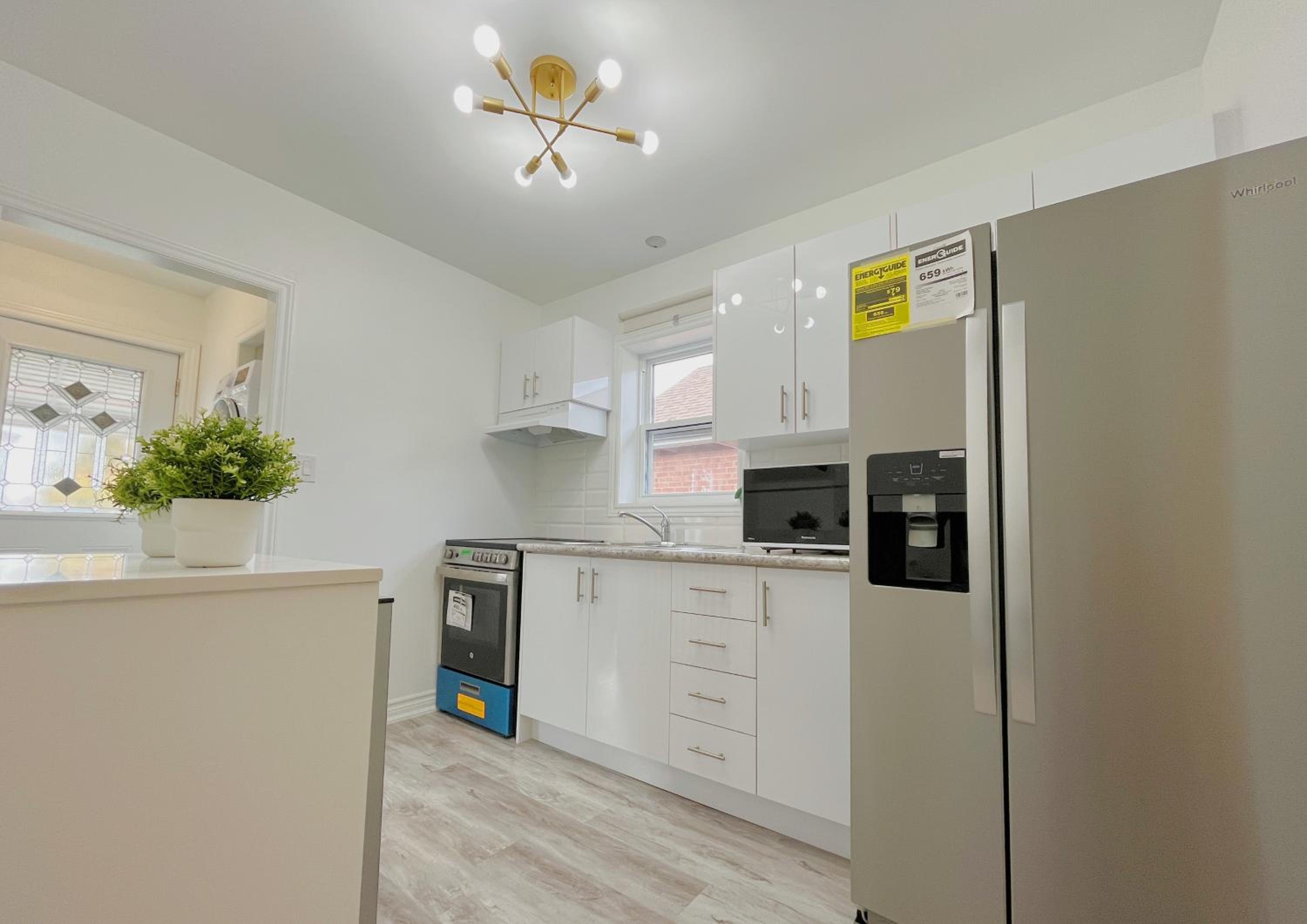 2B with parking, 10km to Toronto downtown