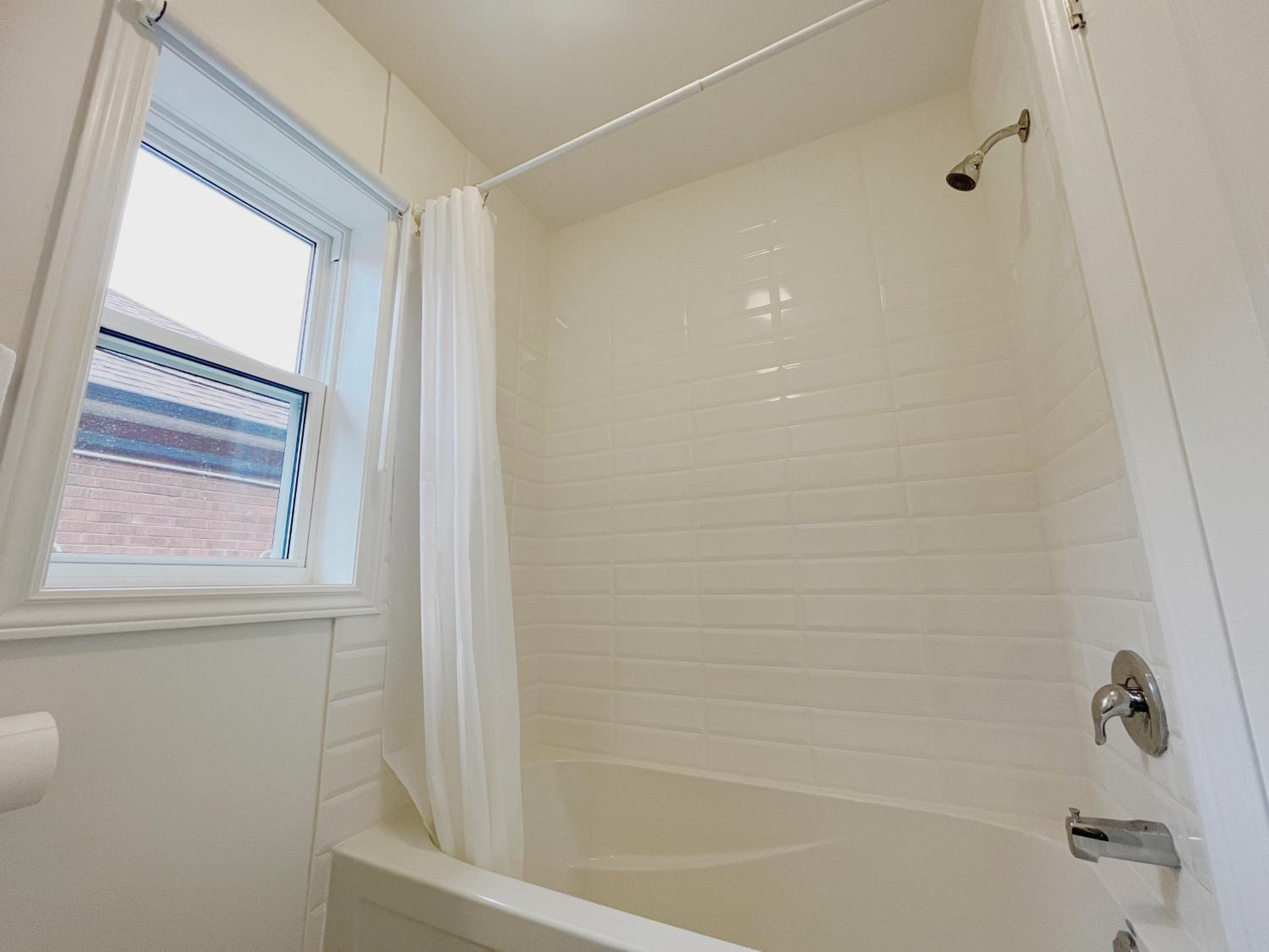 2B with parking, 10km to Toronto downtown