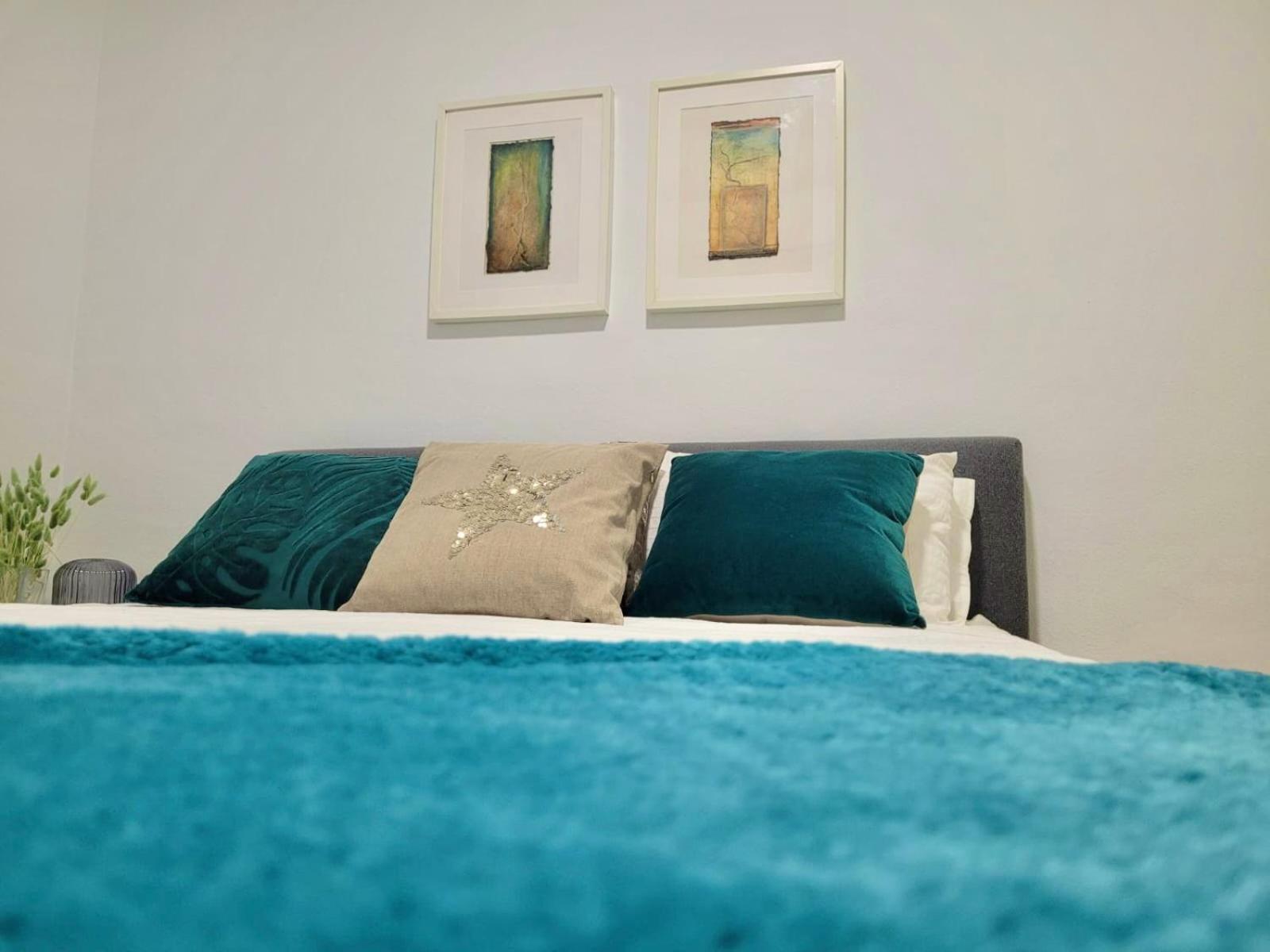 Barcelona Chic Apartments- Free Parking - 10 min BCN center by metro