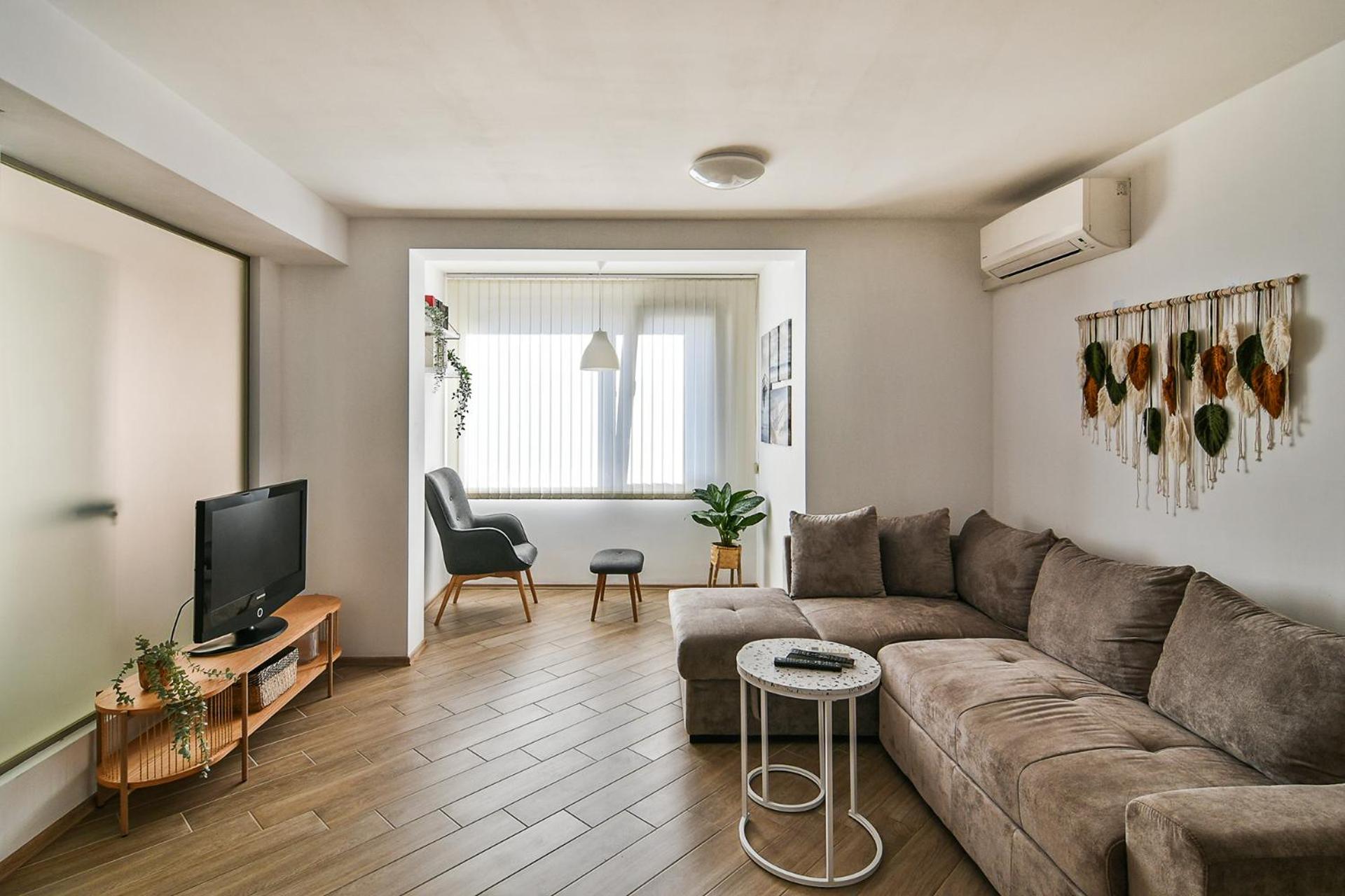Central flat Wi-Fi & streaming