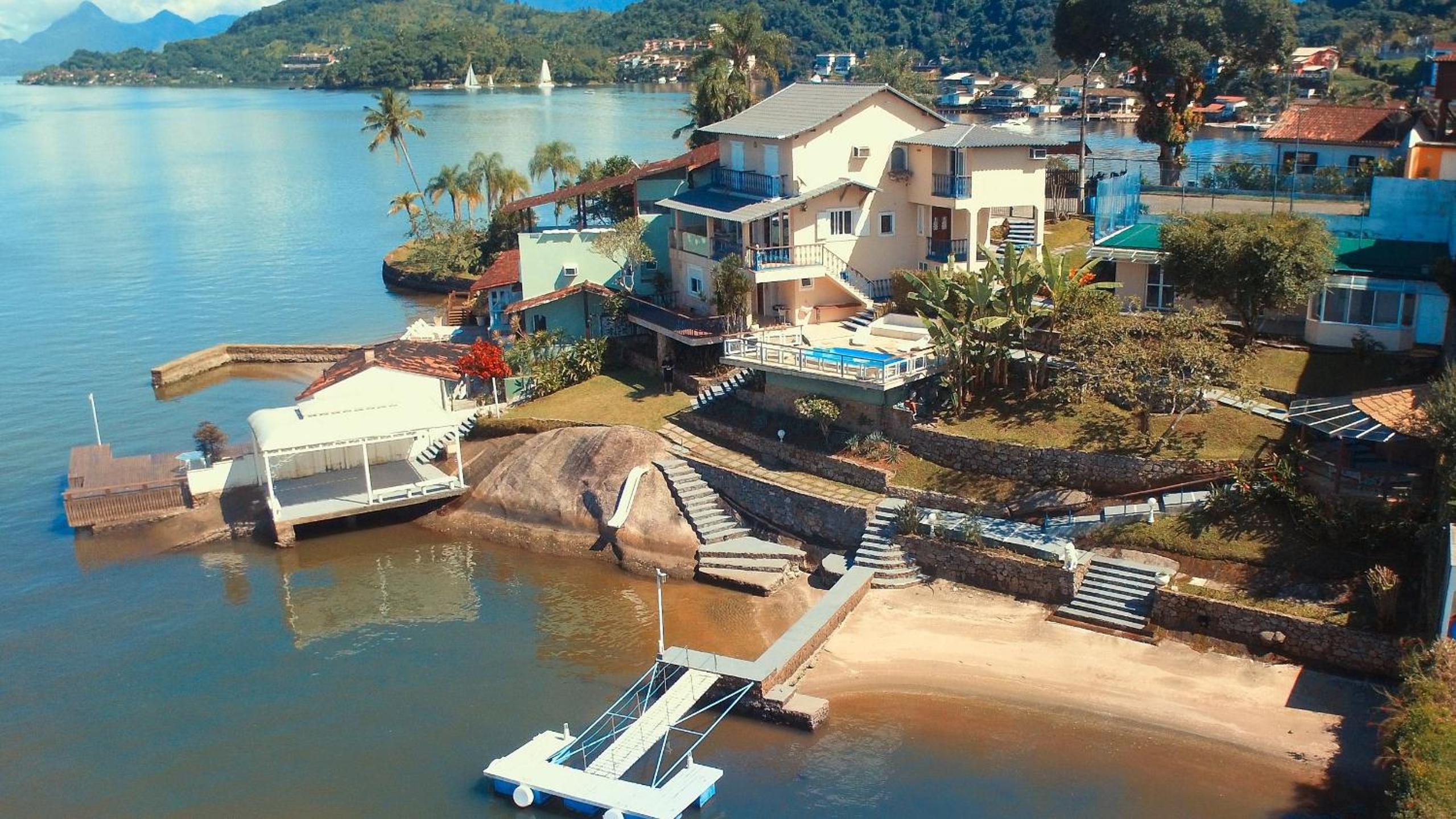 Magnífica casa, com praia particular, em Angra