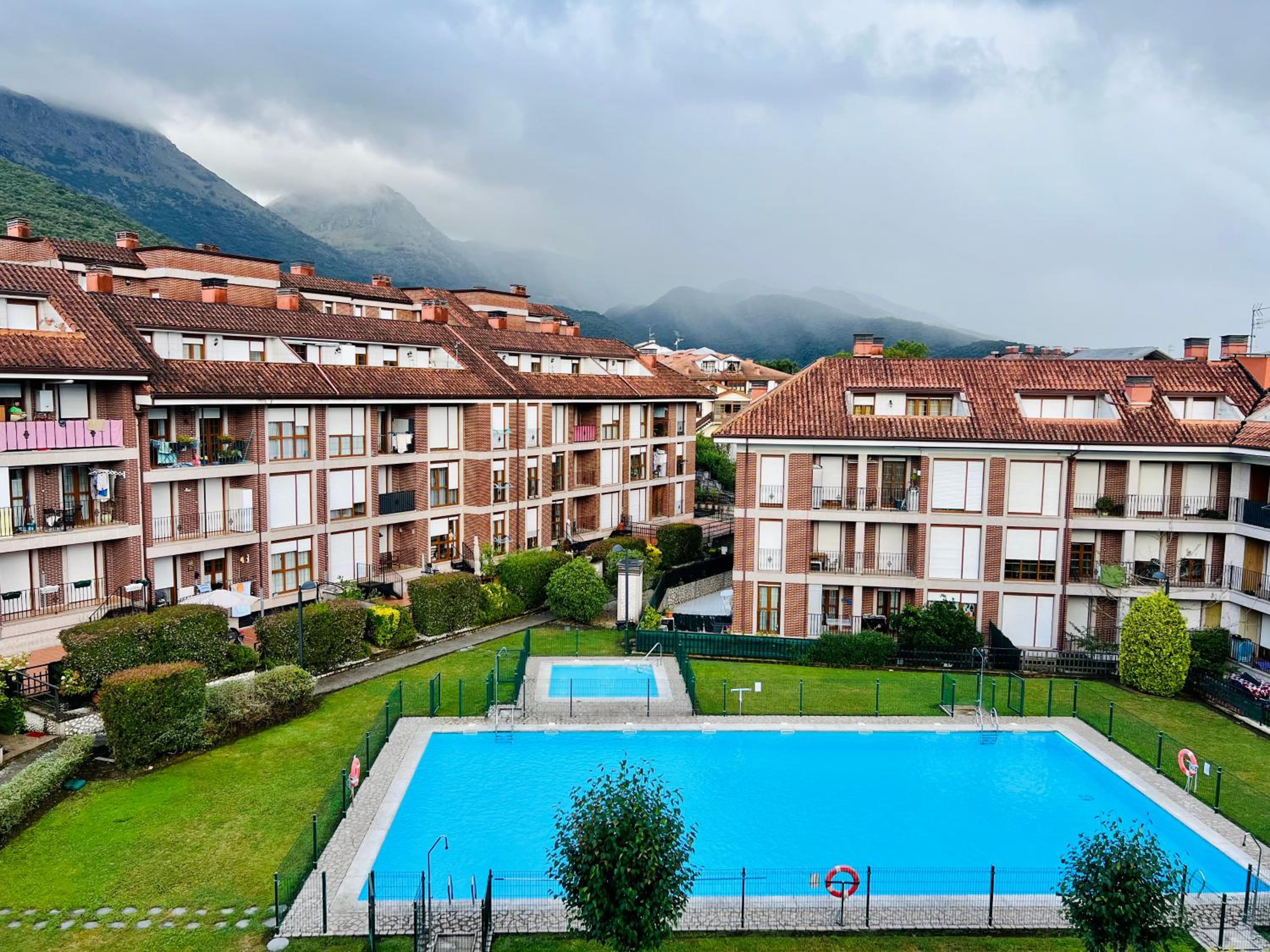 Excelente apartamento con garaje y piscina