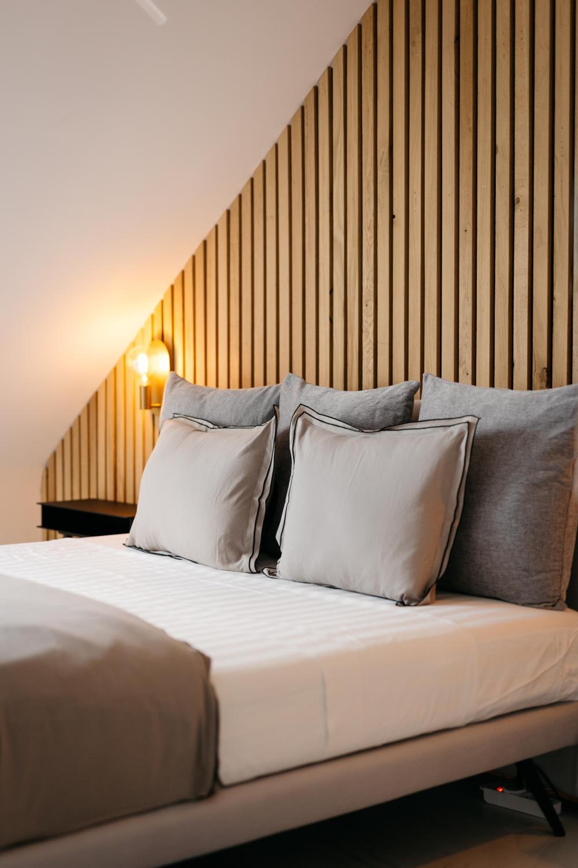 The Edgewater Suites - RIVERSIDE