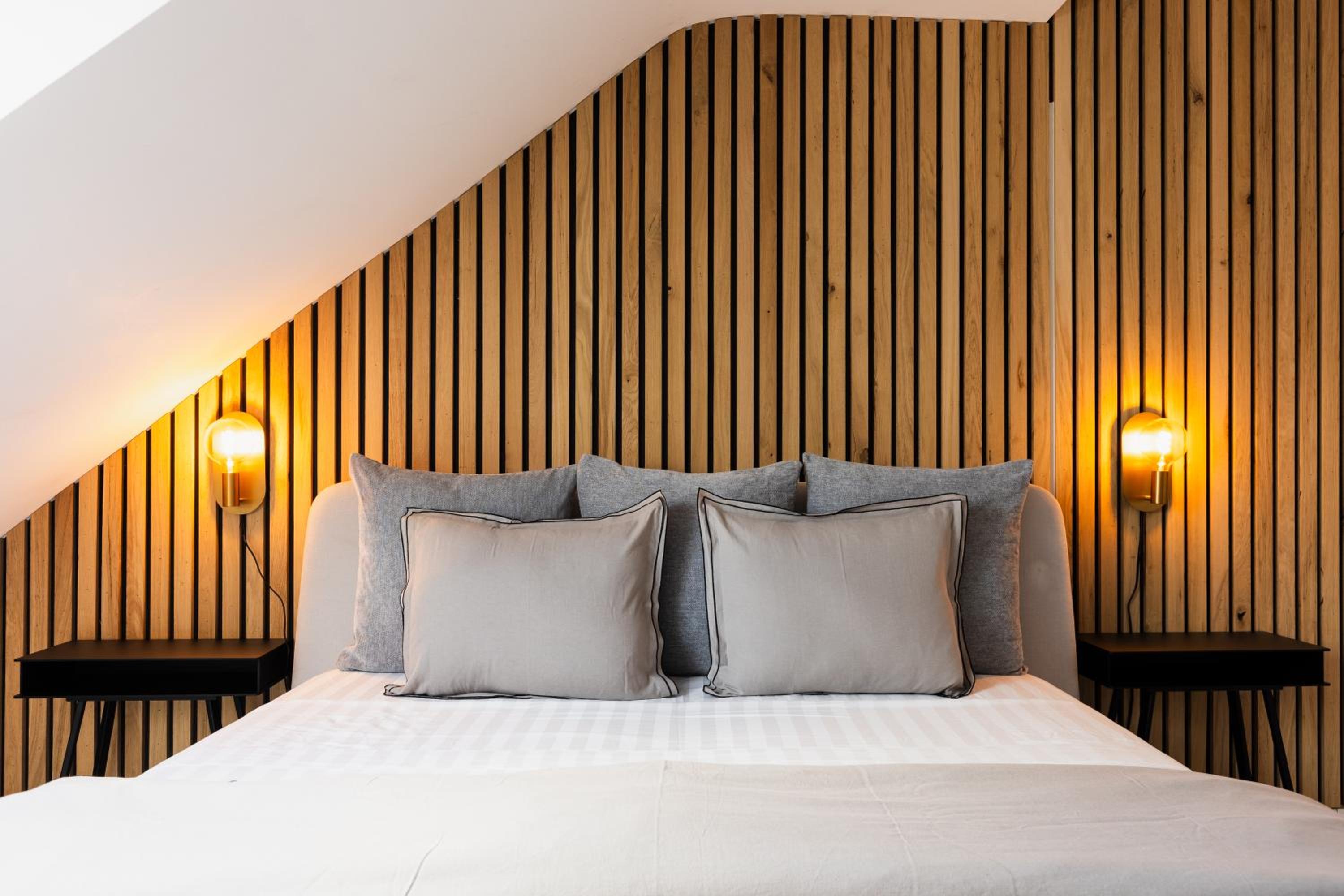 The Edgewater Suites - RIVERSIDE