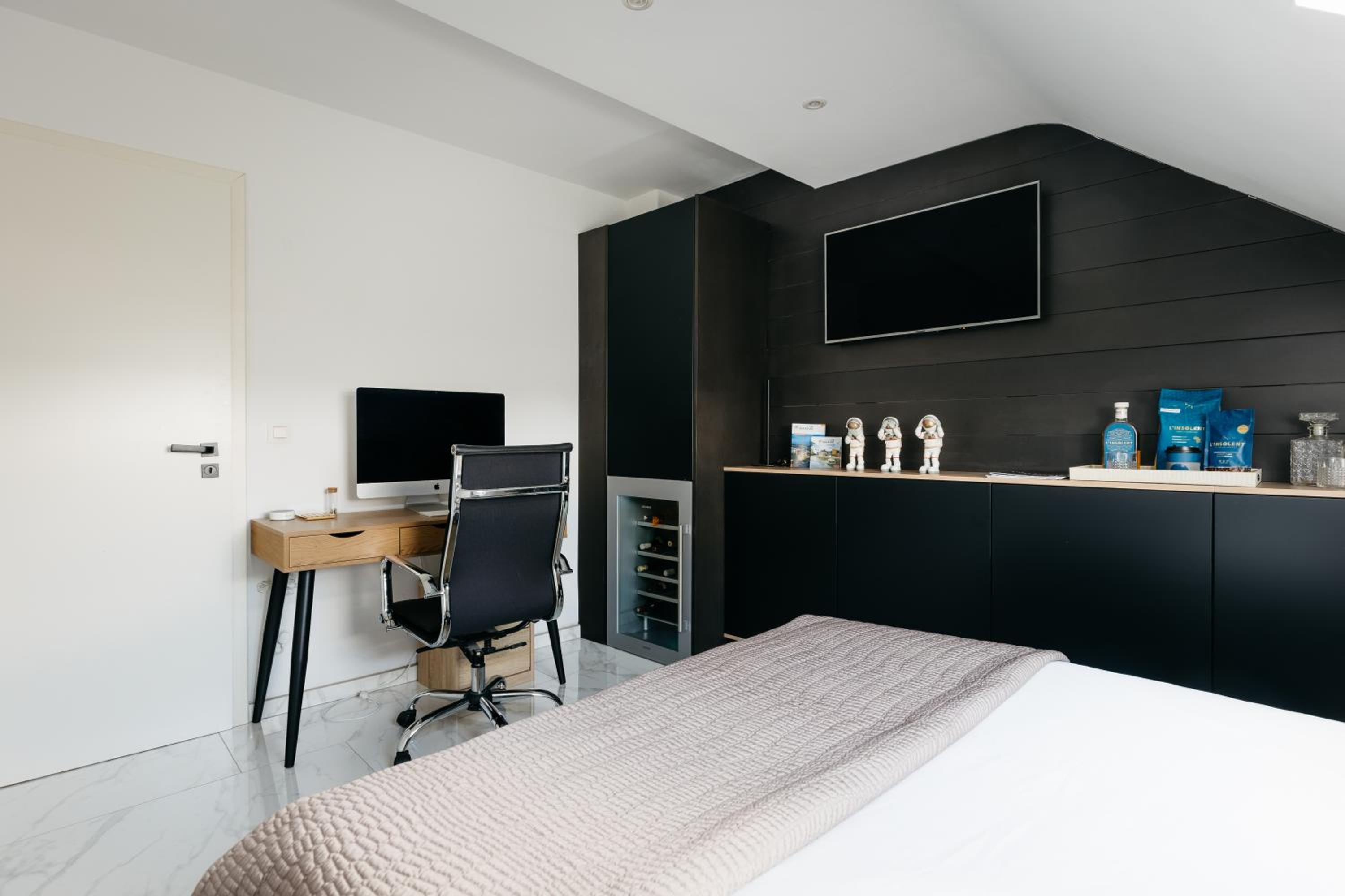 The Edgewater Suites - RIVERSIDE