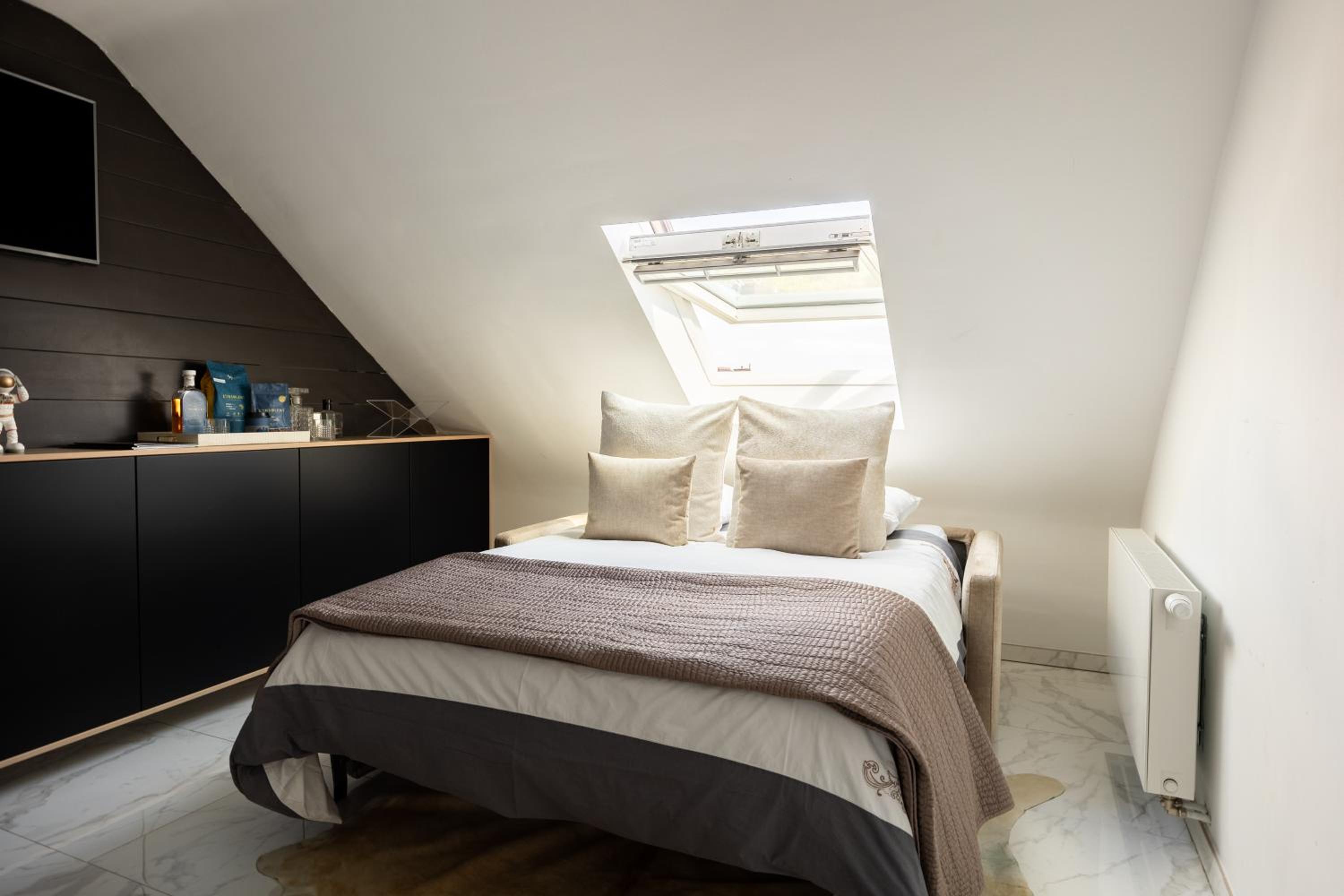 The Edgewater Suites - RIVERSIDE