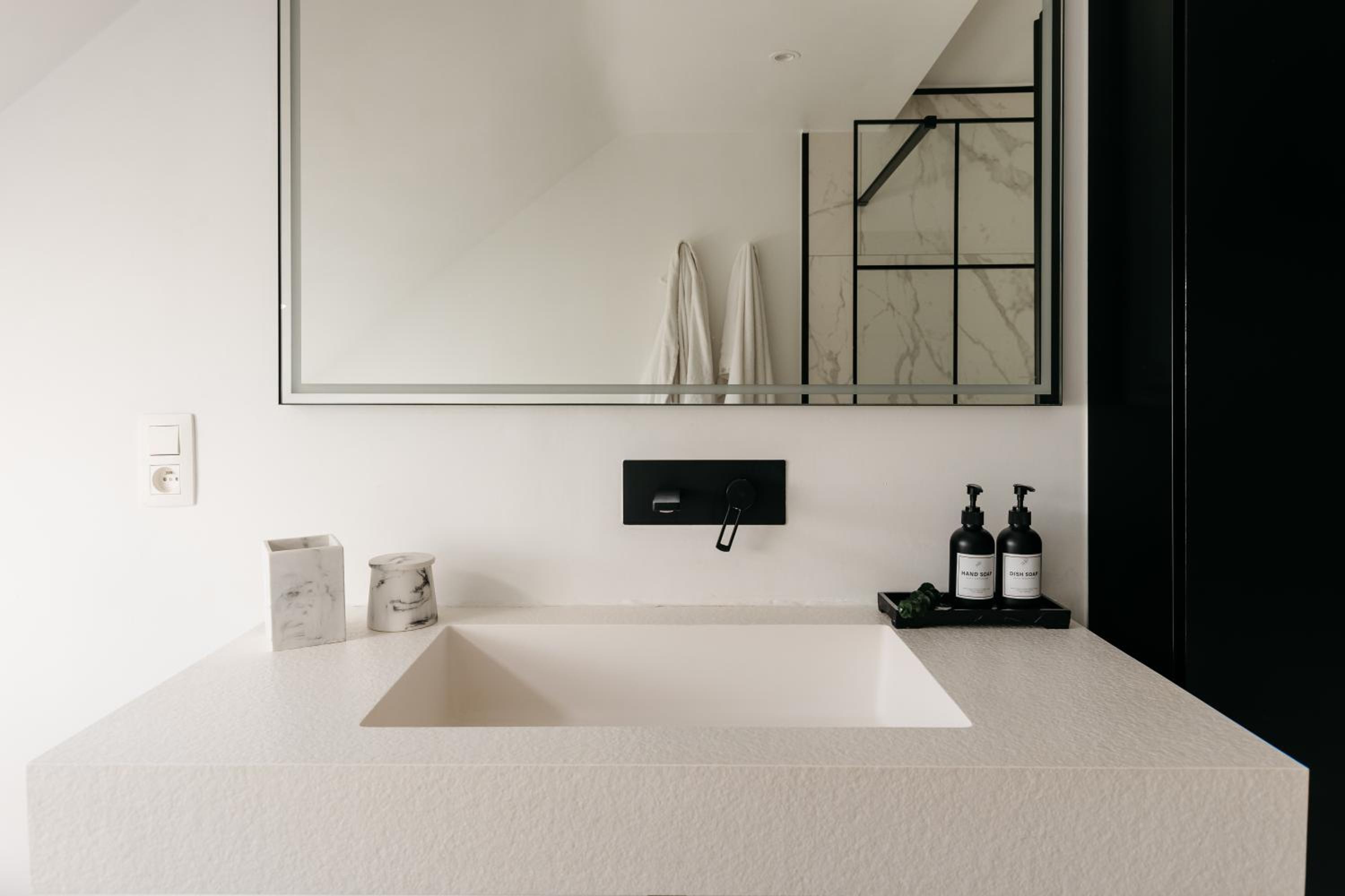 The Edgewater Suites - RIVERSIDE