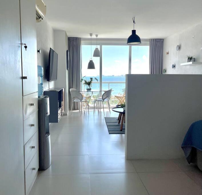 *SUN SCAPE Beachfront Studio by Casa Paraiso*