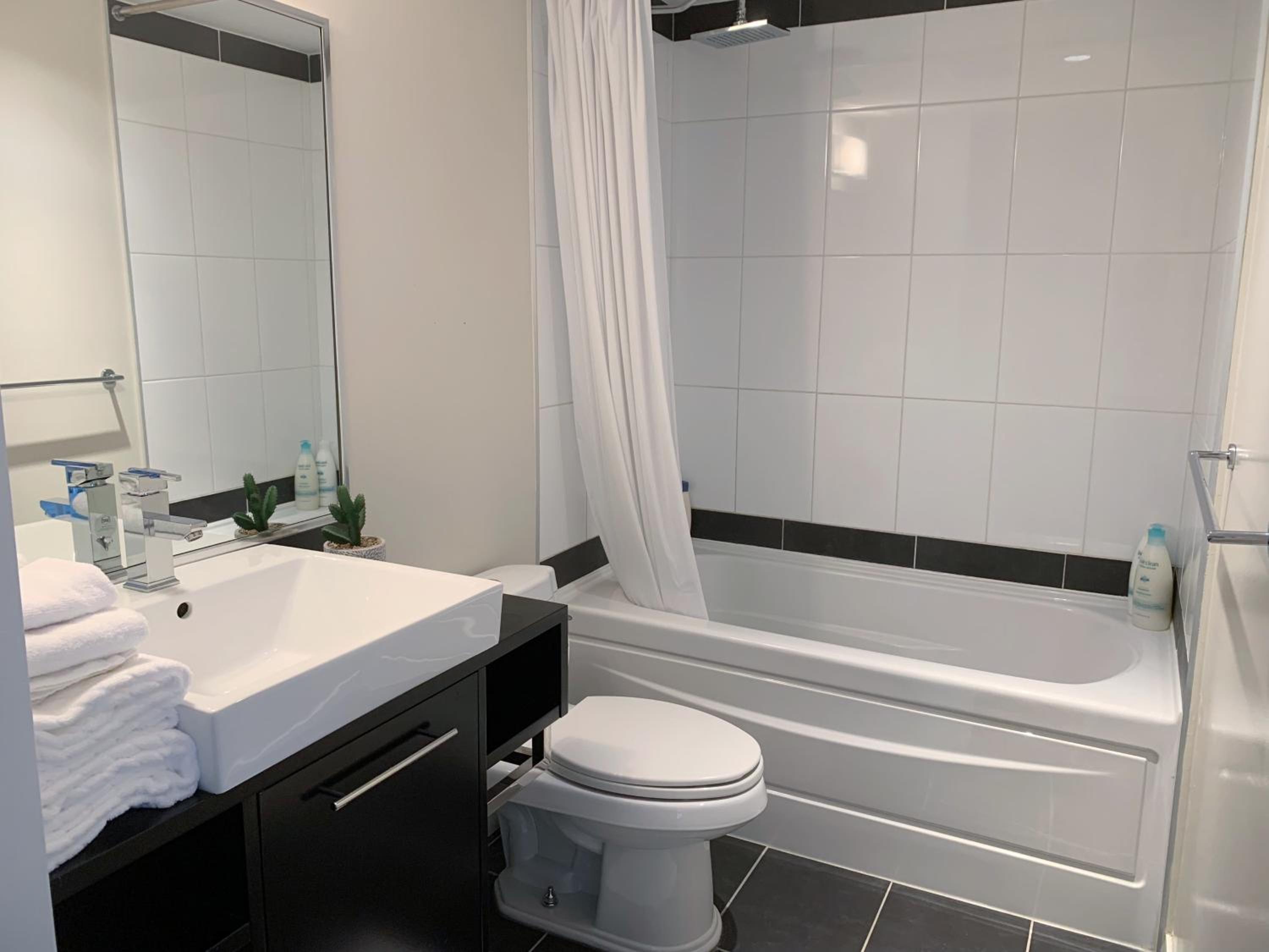 DOWNTOWN+Amazing View+2BD/2BA Free Parking