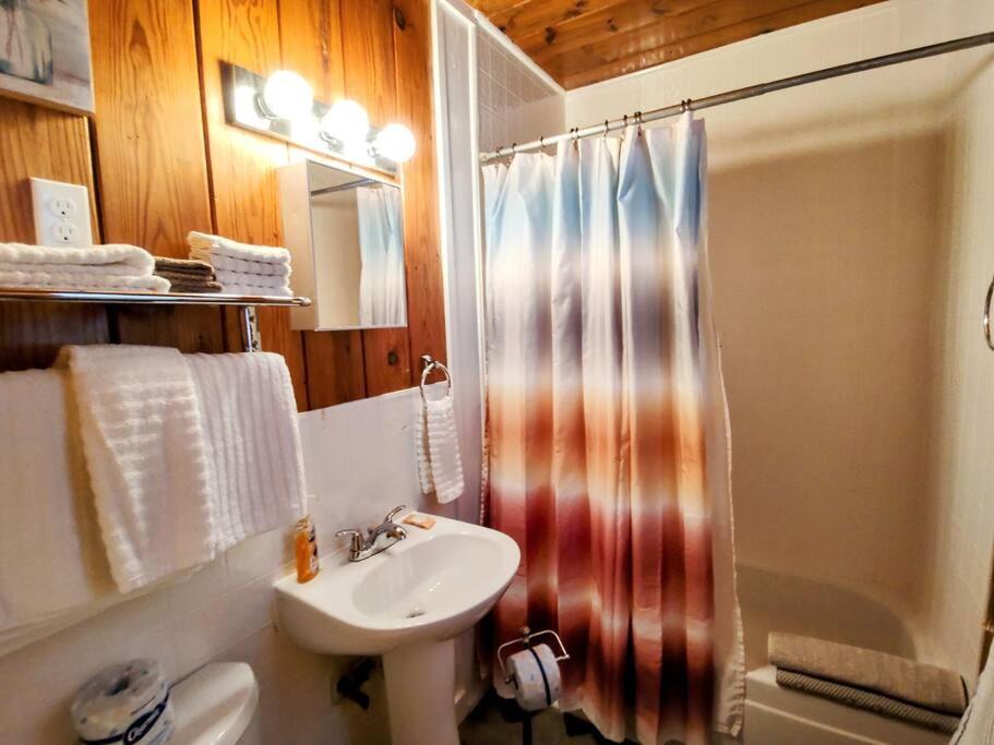 #07 - Lakeview One Bedroom Cottage-Pet Friendly view 2