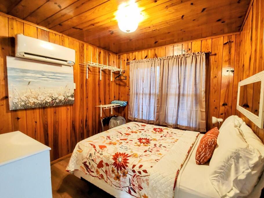#07 - Lakeview One Bedroom Cottage-Pet Friendly view 4