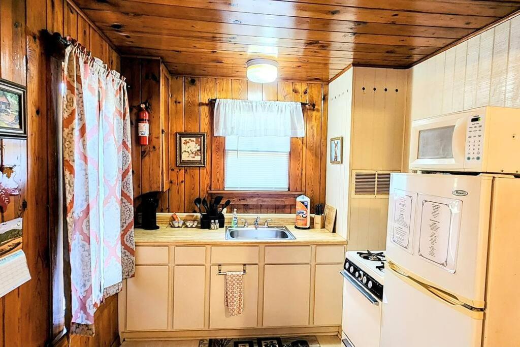 #08 - One Bedroom Lakeview Cottage-Pet Friendly view 4