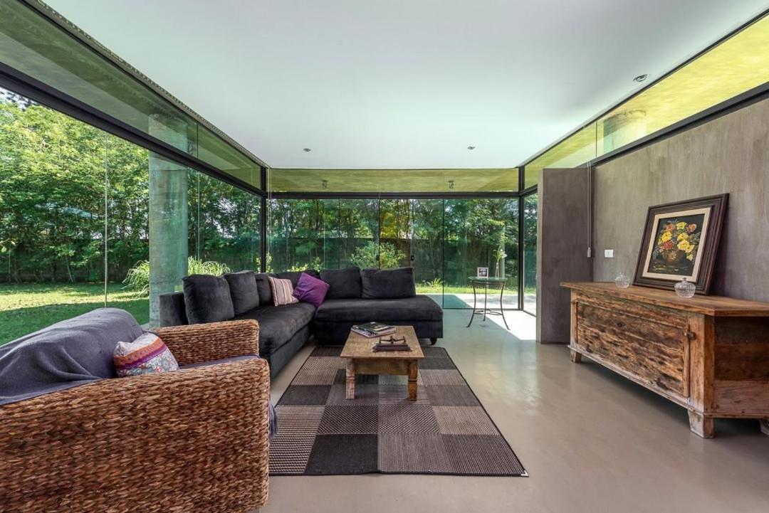 Chácara com jardim e piscina no alto da serra