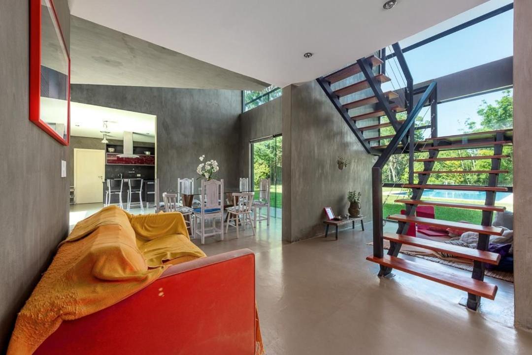 Chácara com jardim e piscina no alto da serra