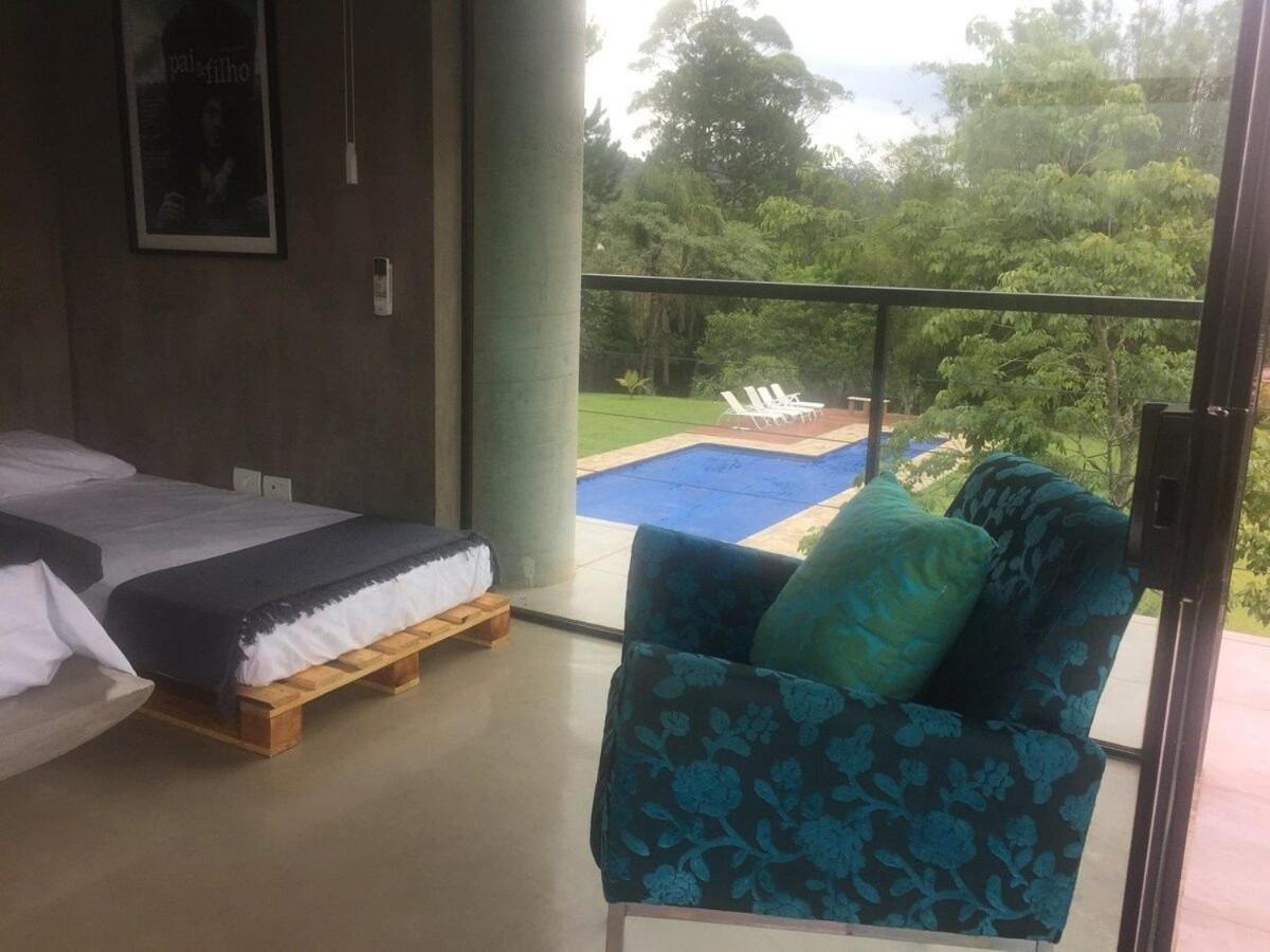 Chácara com jardim e piscina no alto da serra