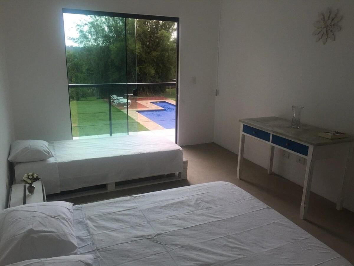 Chácara com jardim e piscina no alto da serra