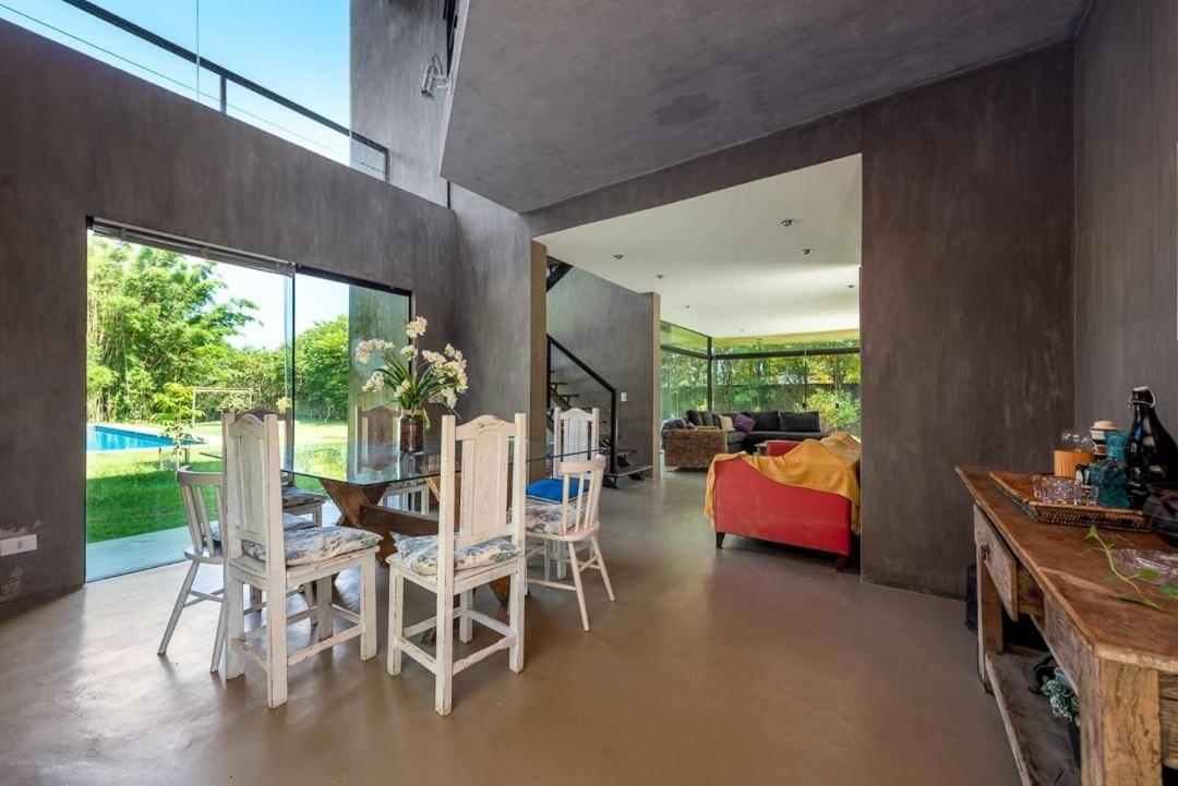 Chácara com jardim e piscina no alto da serra