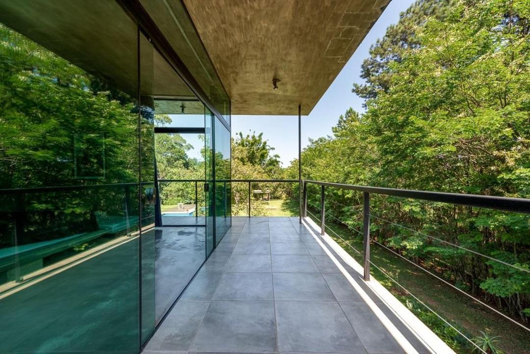 Chácara com jardim e piscina no alto da serra
