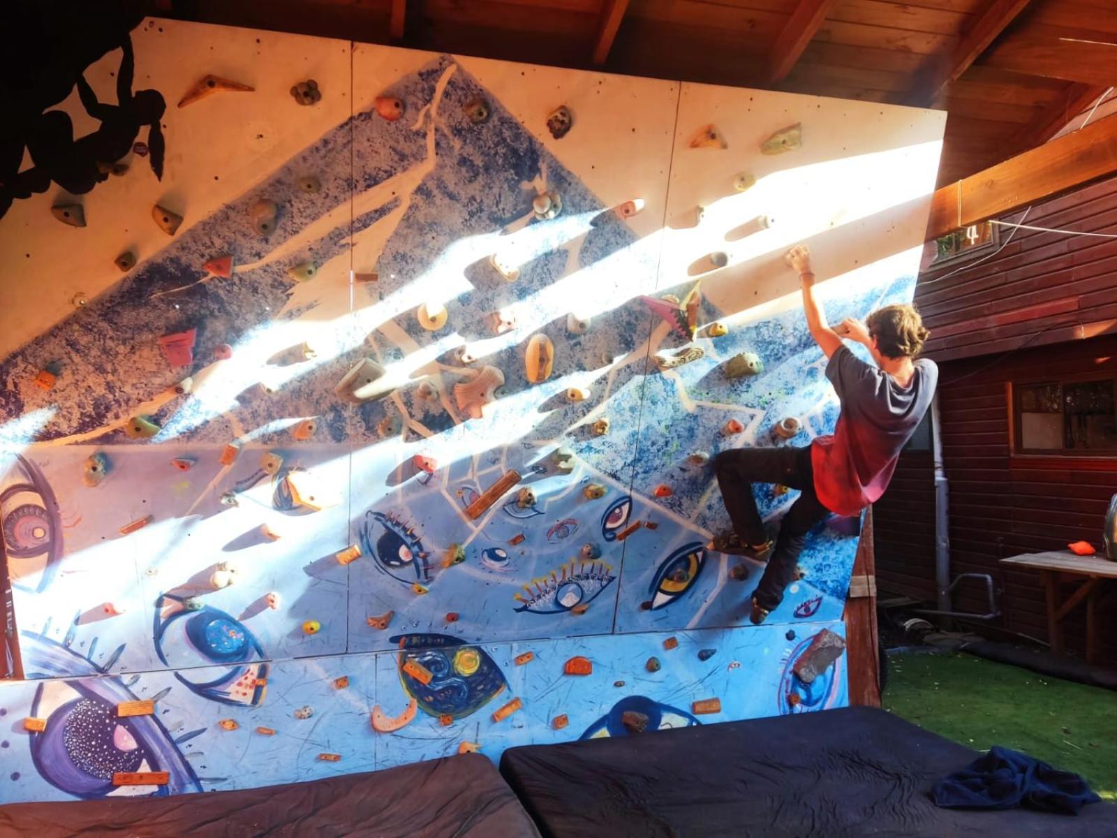 Cabaña con muro de escalada