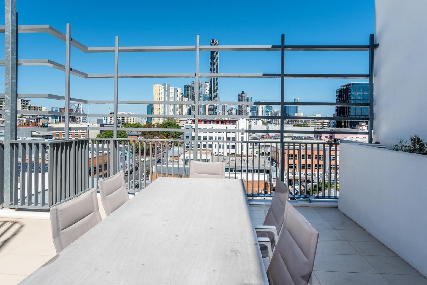 Comfort Two bedroom Apartment with Free parking In Valley