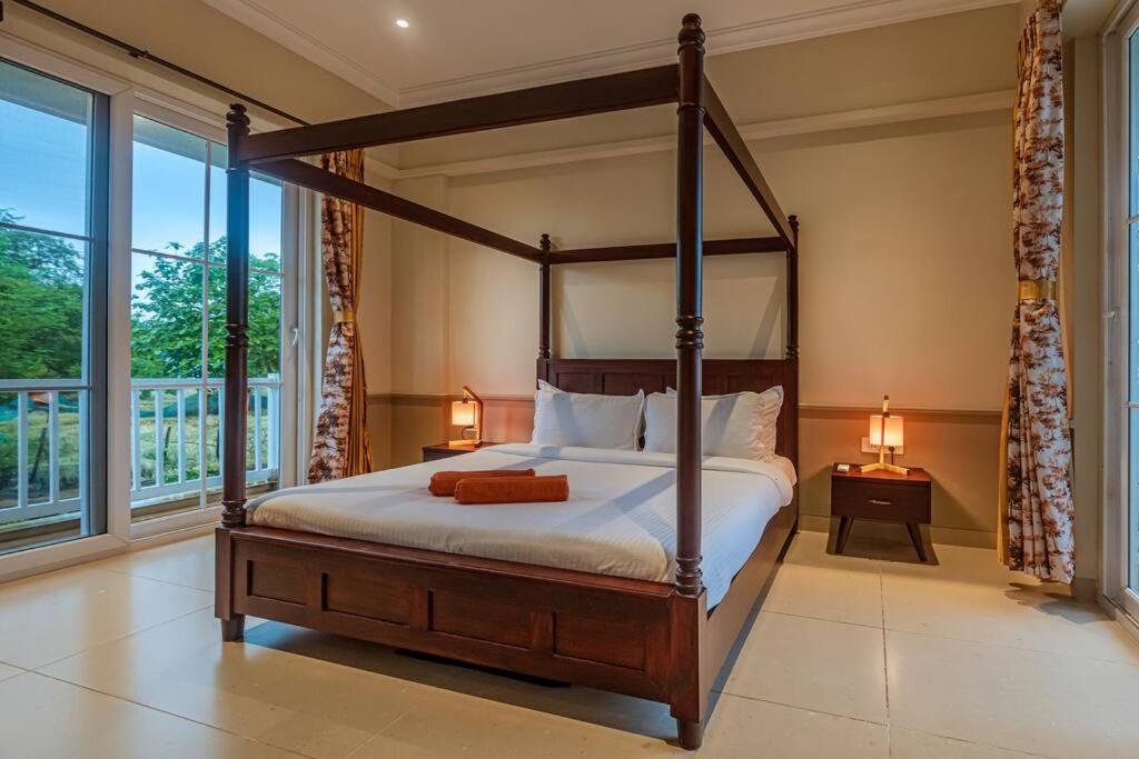Spanish County Villa 12 By Stayscape Villas view 4