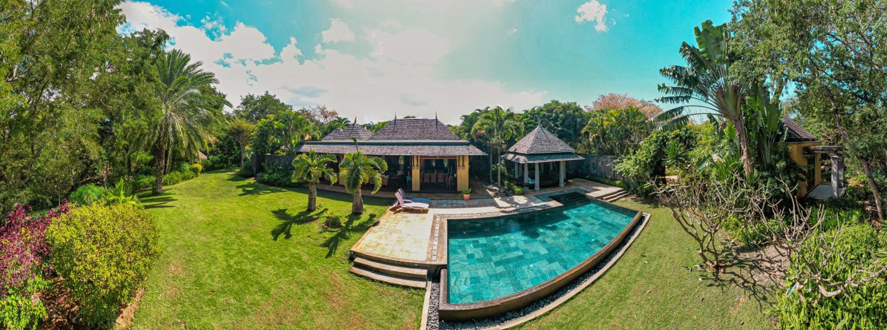 Villa sur le golf avec piscine et jardin tropical view 3