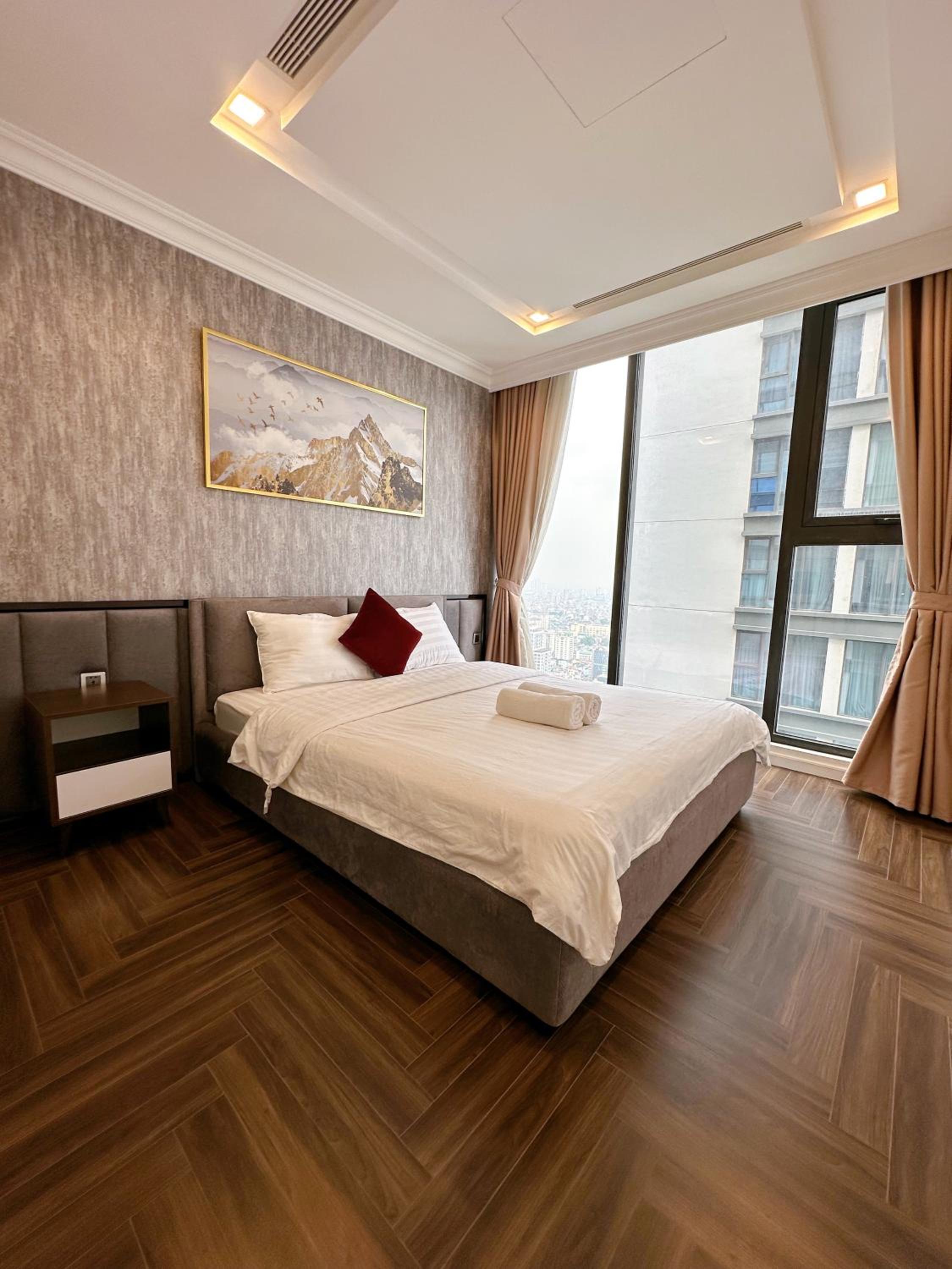 LUXURY APARTMENT VINHOME METROPOLIS next LOTTE Center,Japan Embassy