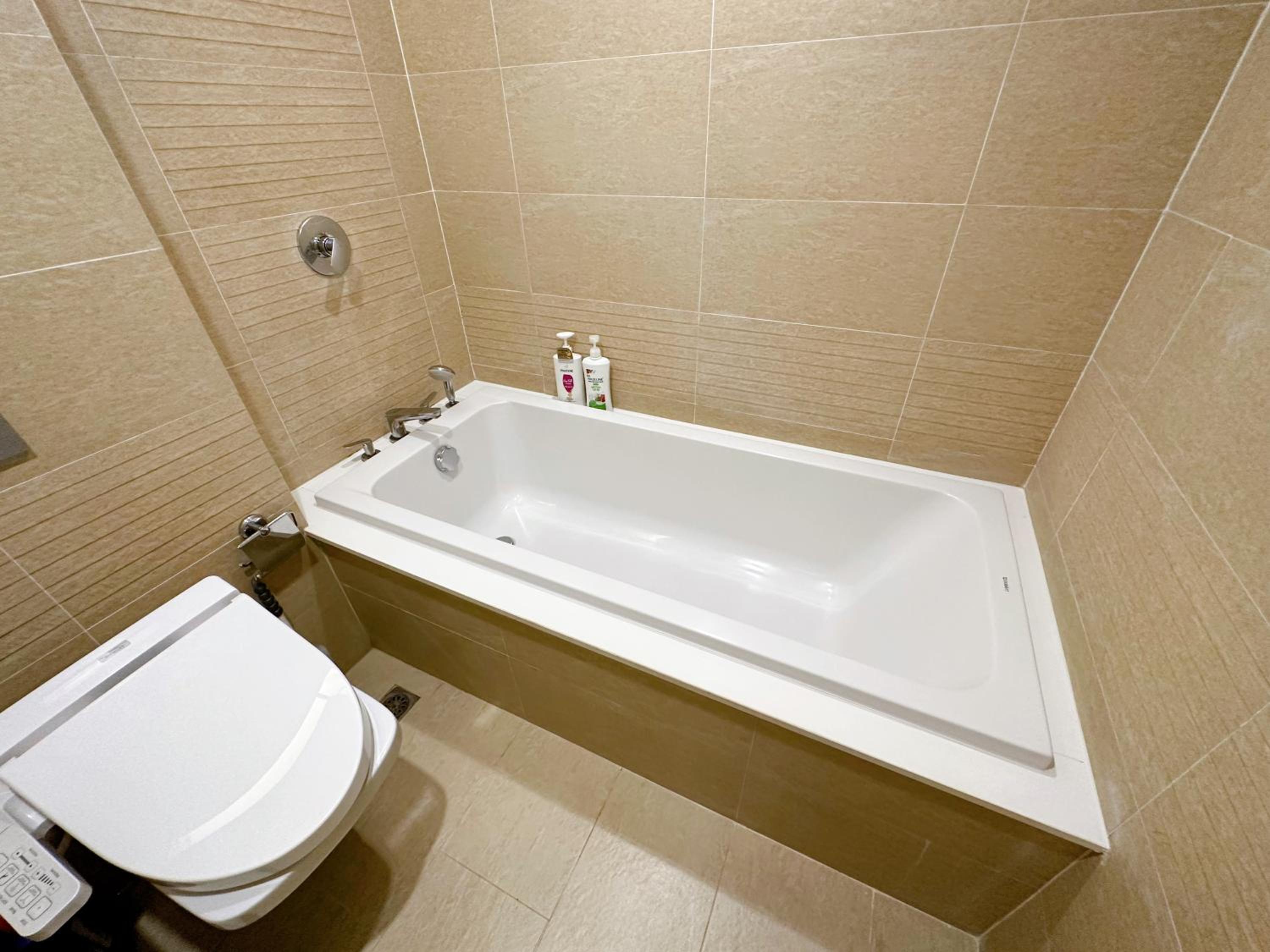 LUXURY APARTMENT VINHOME METROPOLIS next LOTTE Center,Japan Embassy