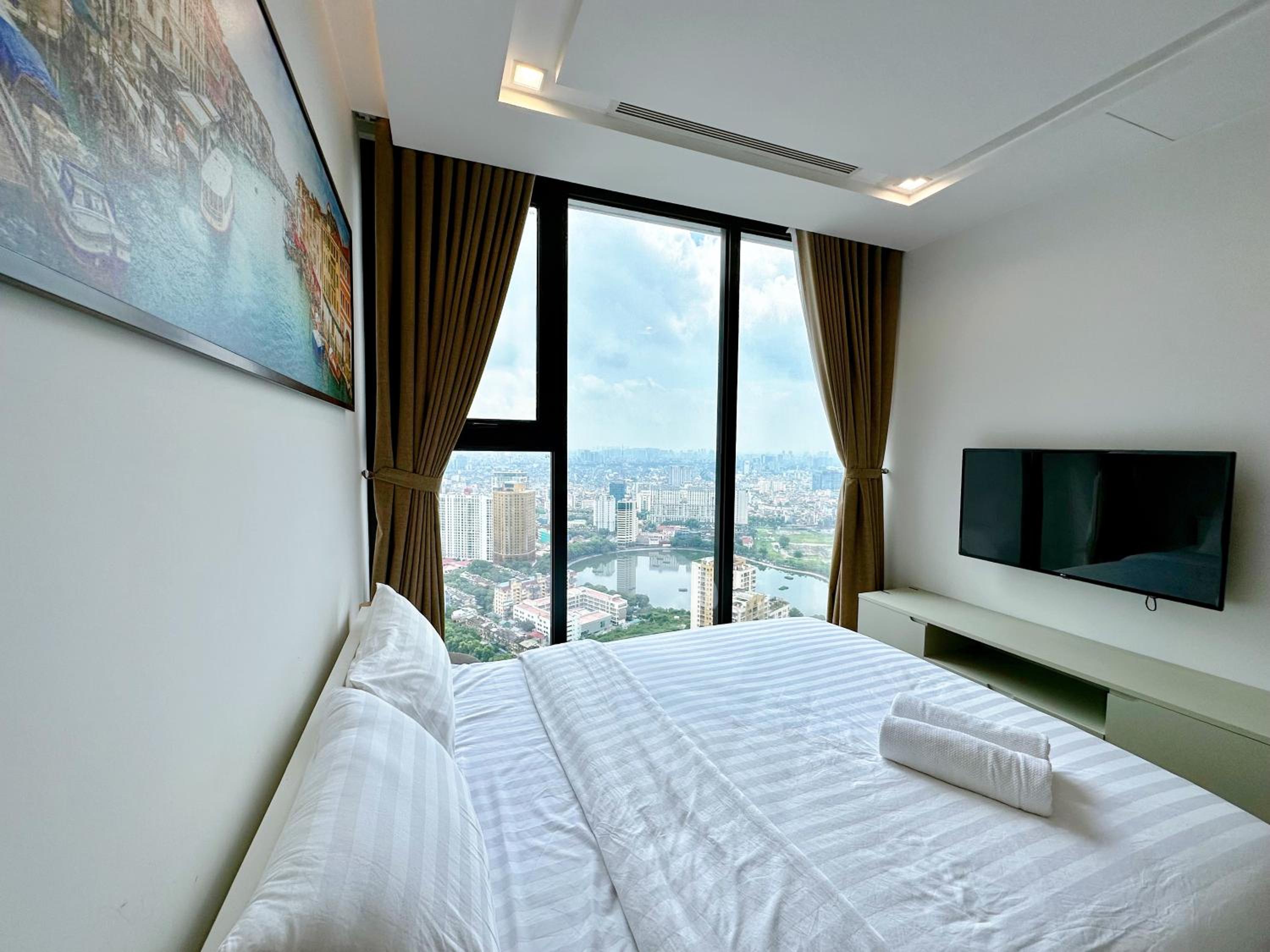 LUXURY APARTMENT VINHOME METROPOLIS next LOTTE Center,Japan Embassy