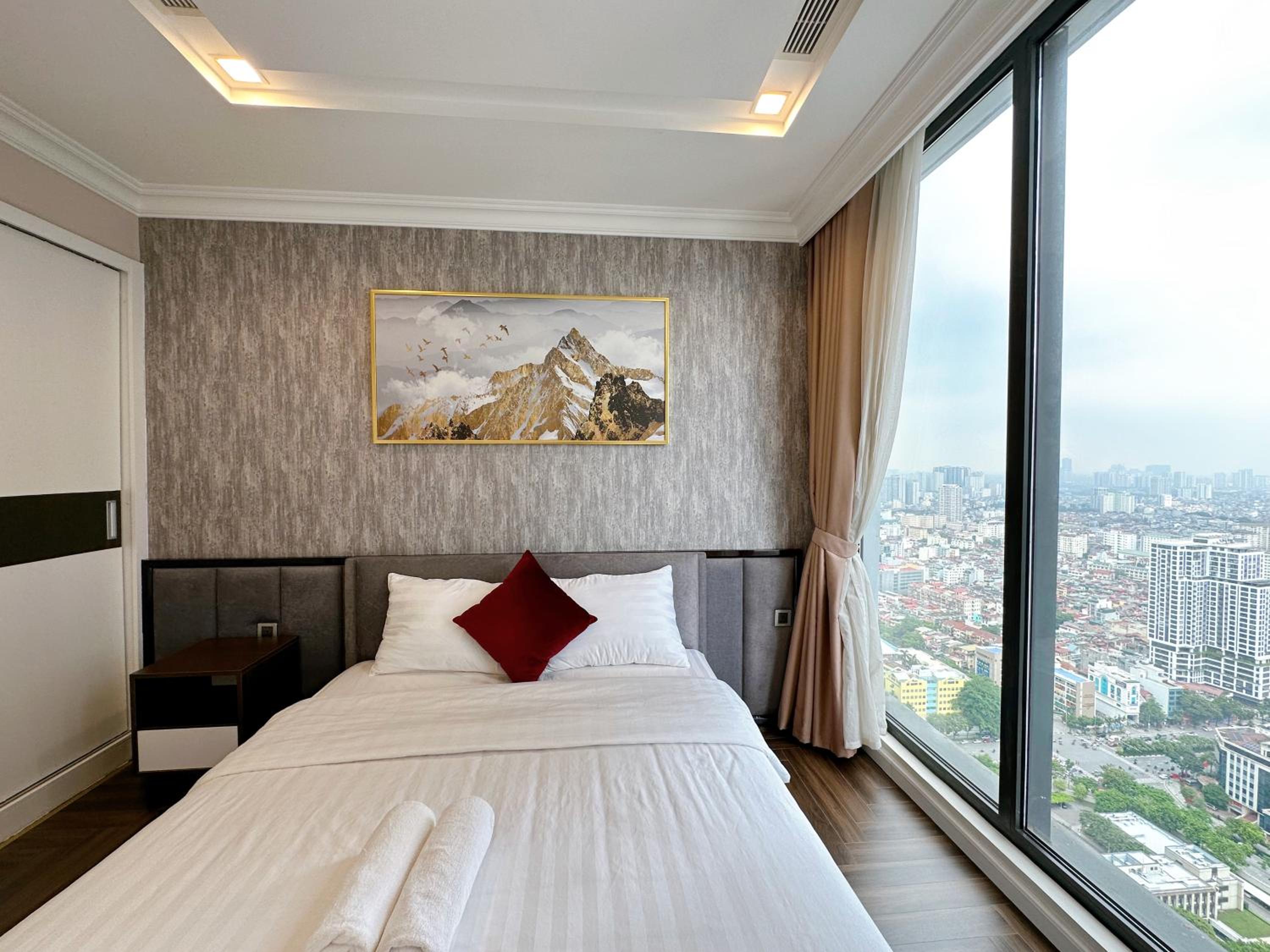 LUXURY APARTMENT VINHOME METROPOLIS next LOTTE Center,Japan Embassy