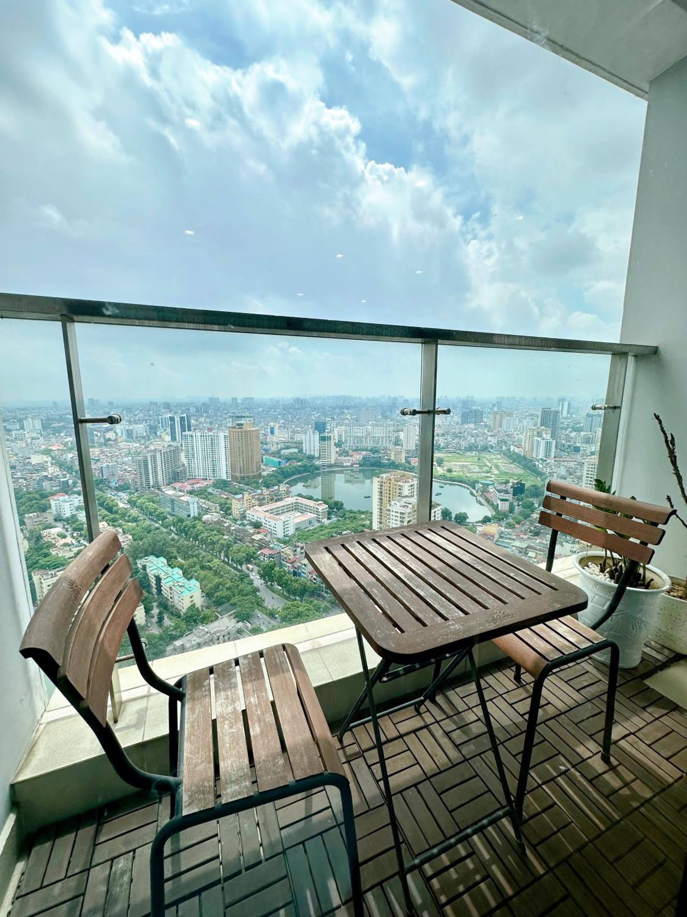LUXURY APARTMENT VINHOME METROPOLIS next LOTTE Center,Japan Embassy