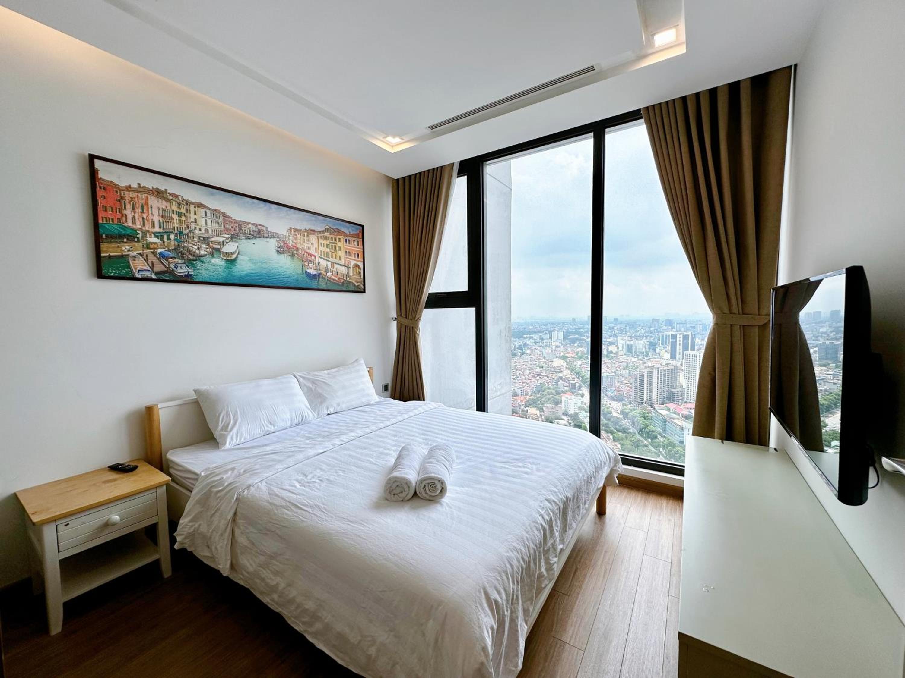 LUXURY APARTMENT VINHOME METROPOLIS next LOTTE Center,Japan Embassy