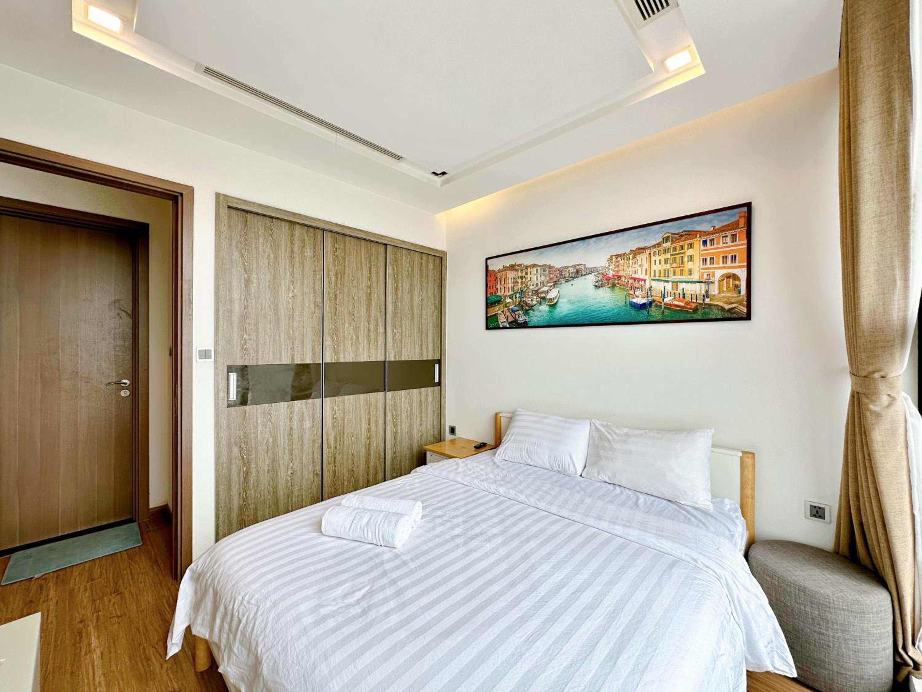 LUXURY APARTMENT VINHOME METROPOLIS next LOTTE Center,Japan Embassy