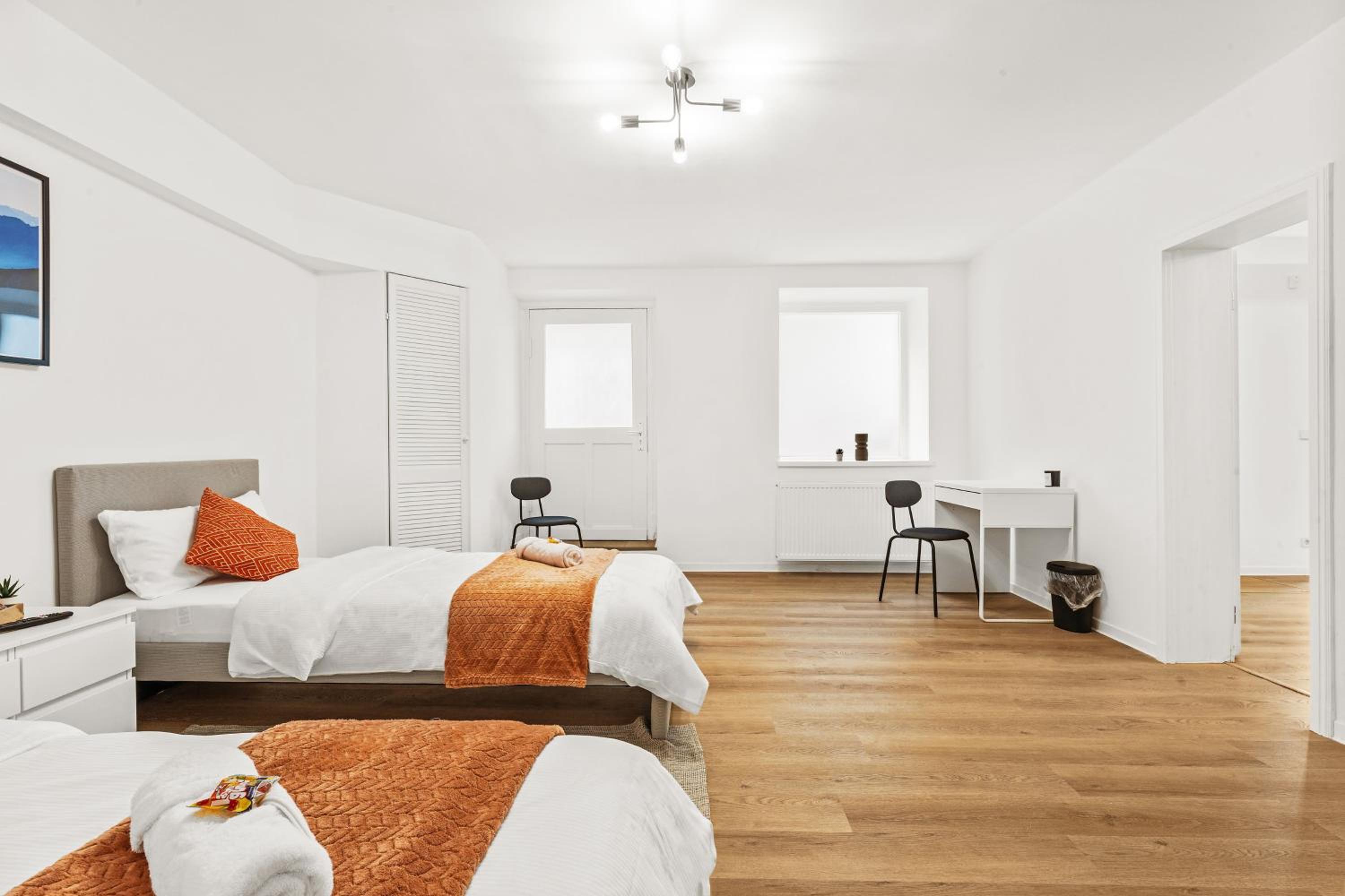 2 Zimmer Apartments, 4 Betten, vollmöbliert,zentrale Lage am S-Bahnhof