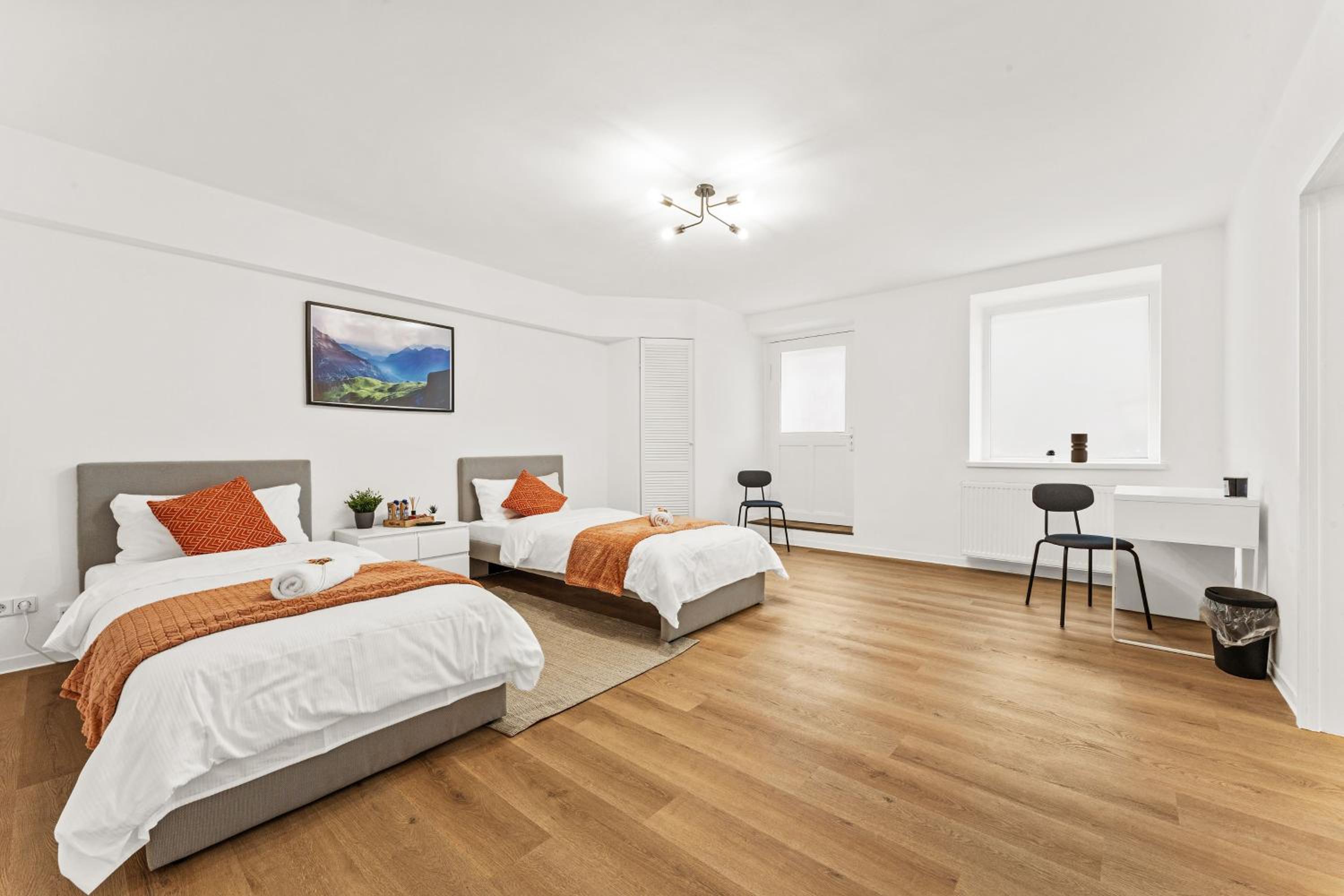 2 Zimmer Apartments, 4 Betten, vollmöbliert,zentrale Lage am S-Bahnhof