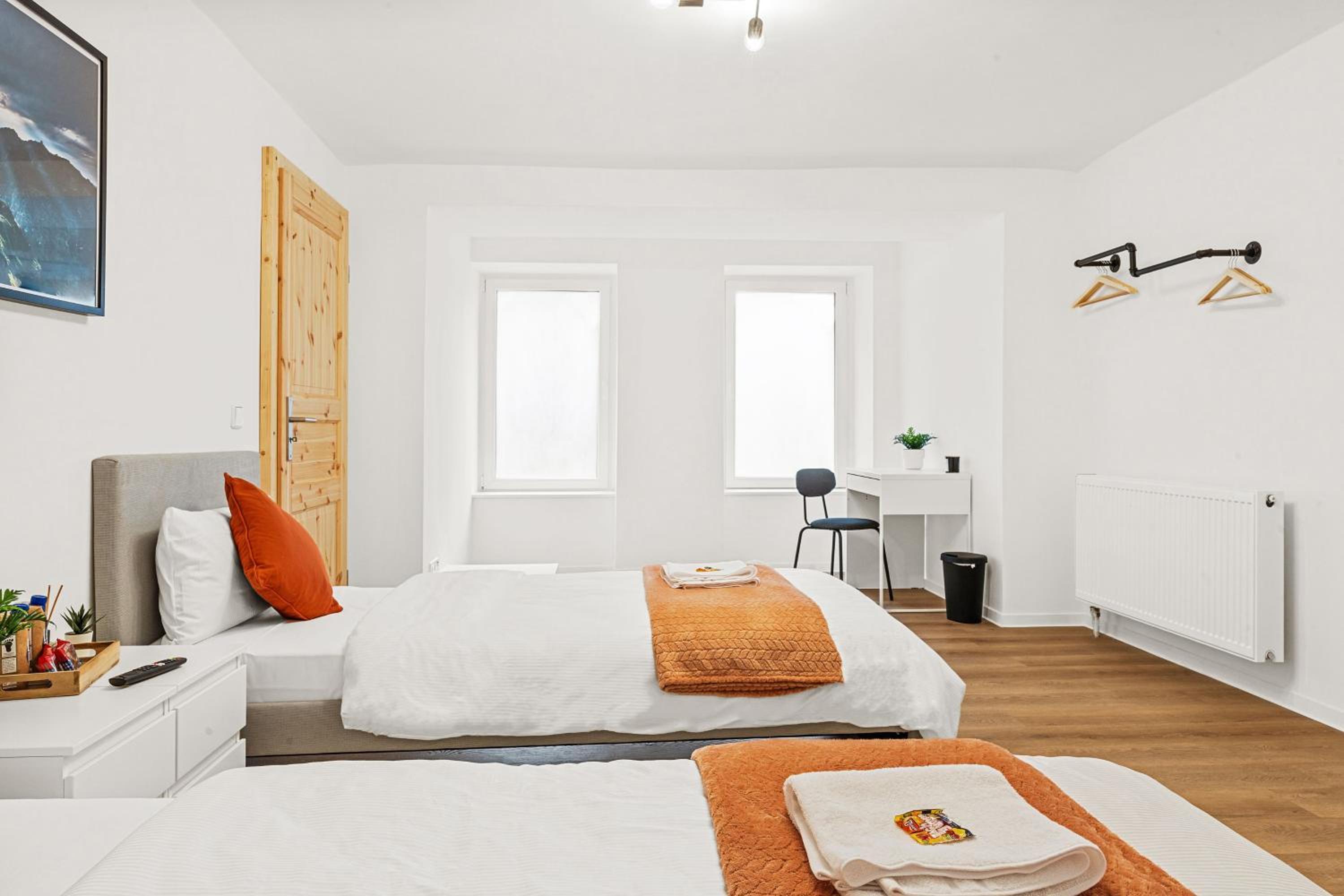 2 Zimmer Apartments, 4 Betten, vollmöbliert,zentrale Lage am S-Bahnhof