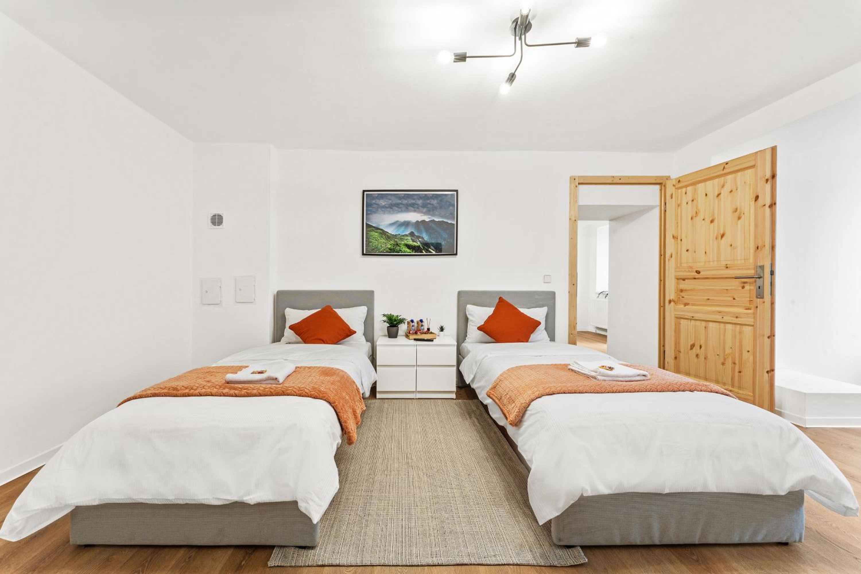 2 Zimmer Apartments, 4 Betten, vollmöbliert,zentrale Lage am S-Bahnhof