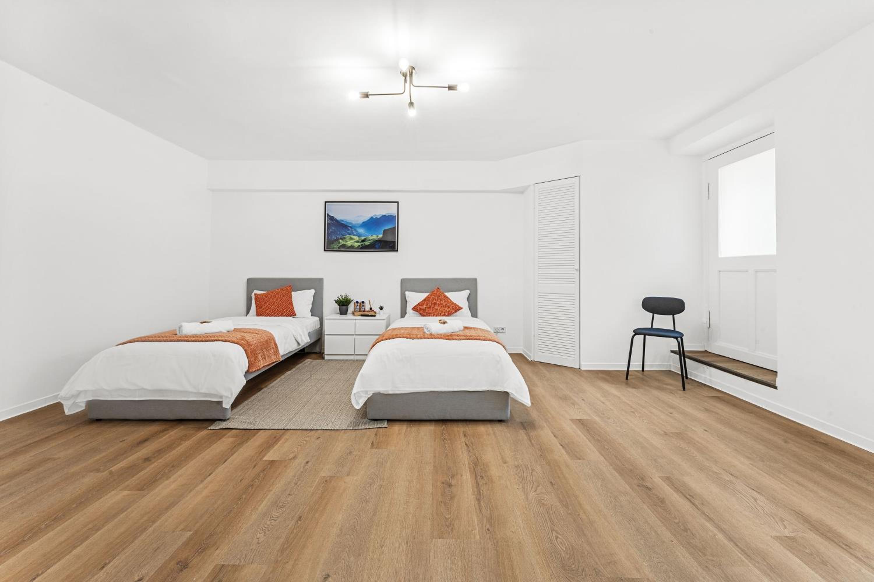 2 Zimmer Apartments, 4 Betten, vollmöbliert,zentrale Lage am S-Bahnhof