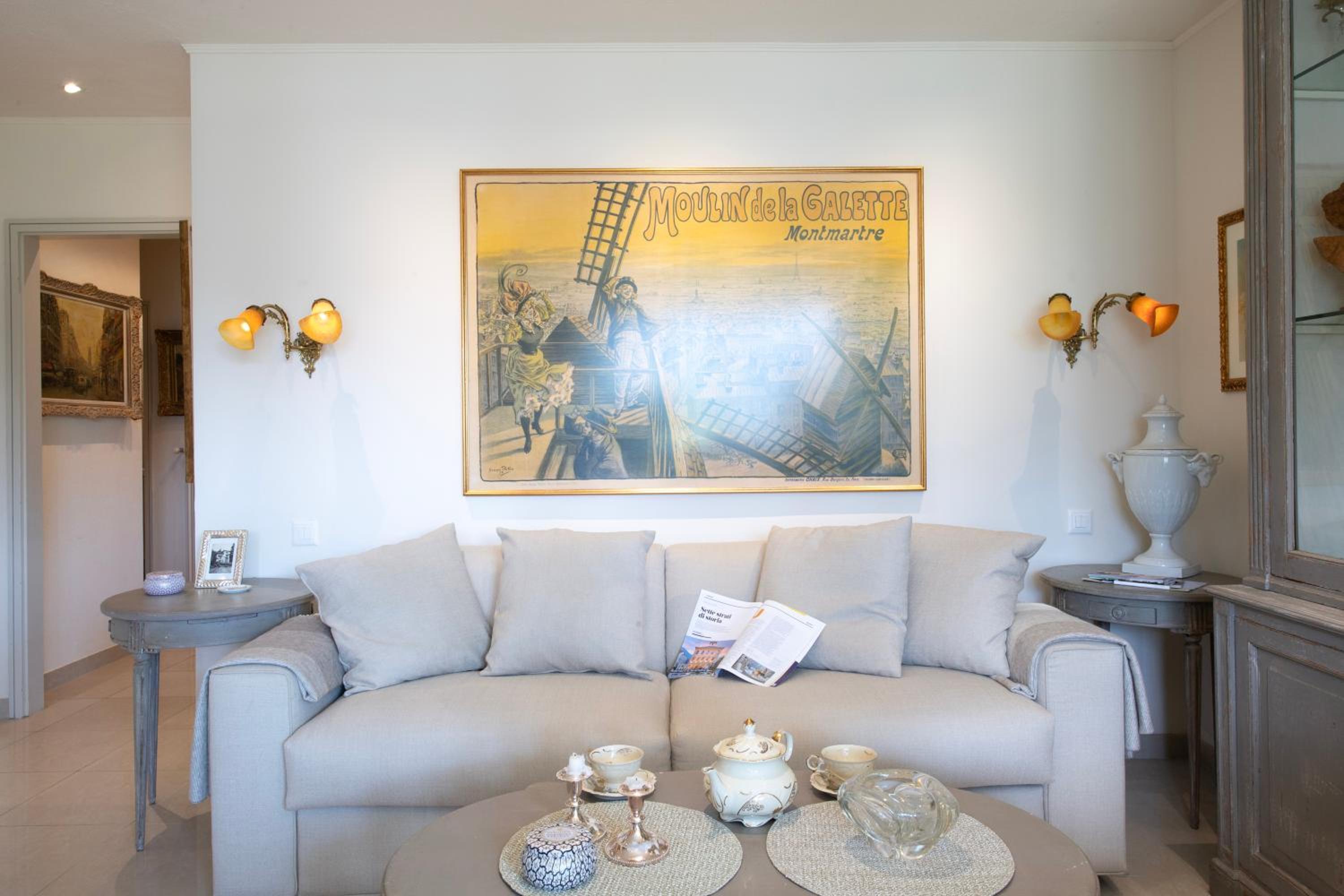 Queen Lake View Apartment with Terrace - Happy Rentals