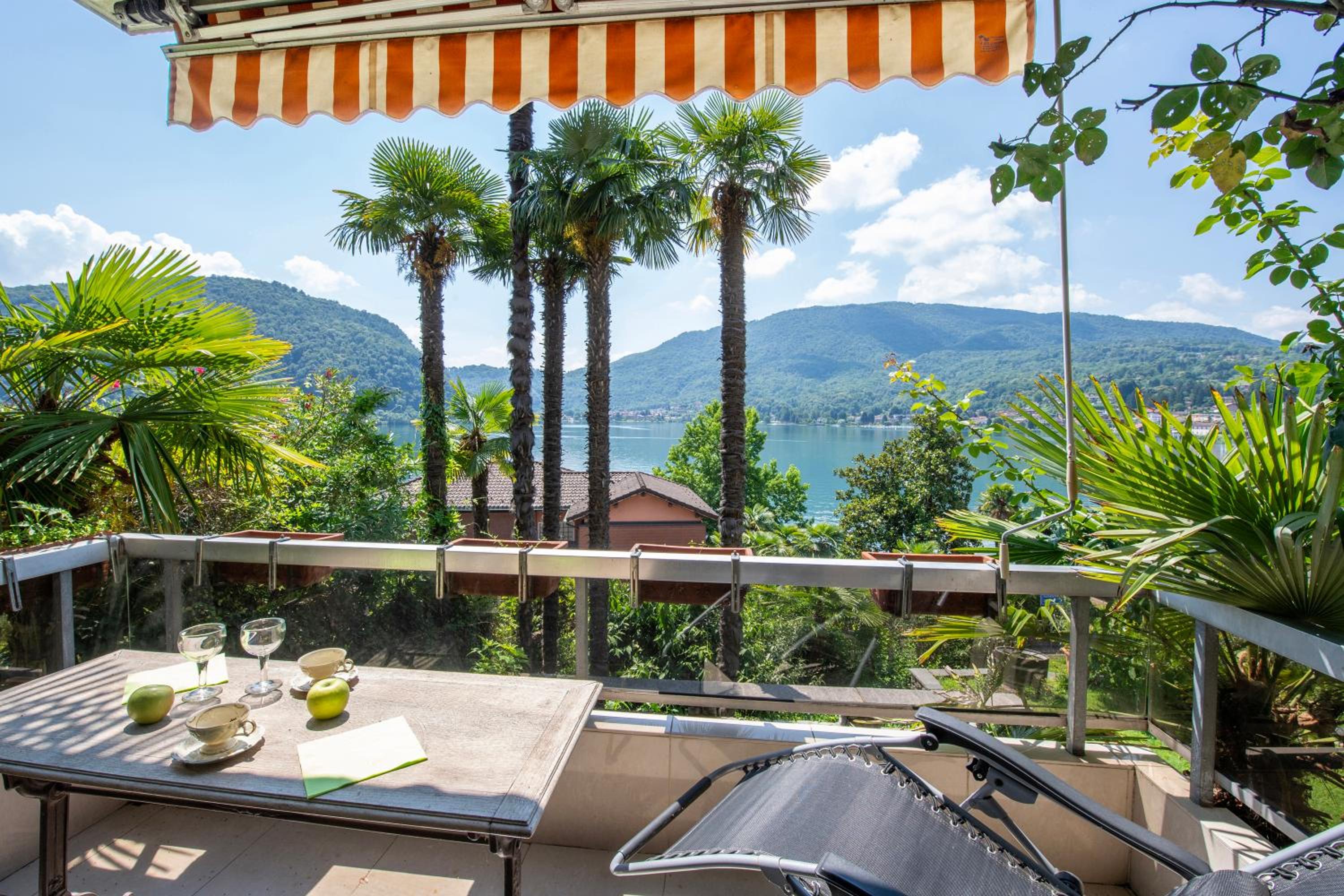 Queen Lake View Apartment with Terrace - Happy Rentals