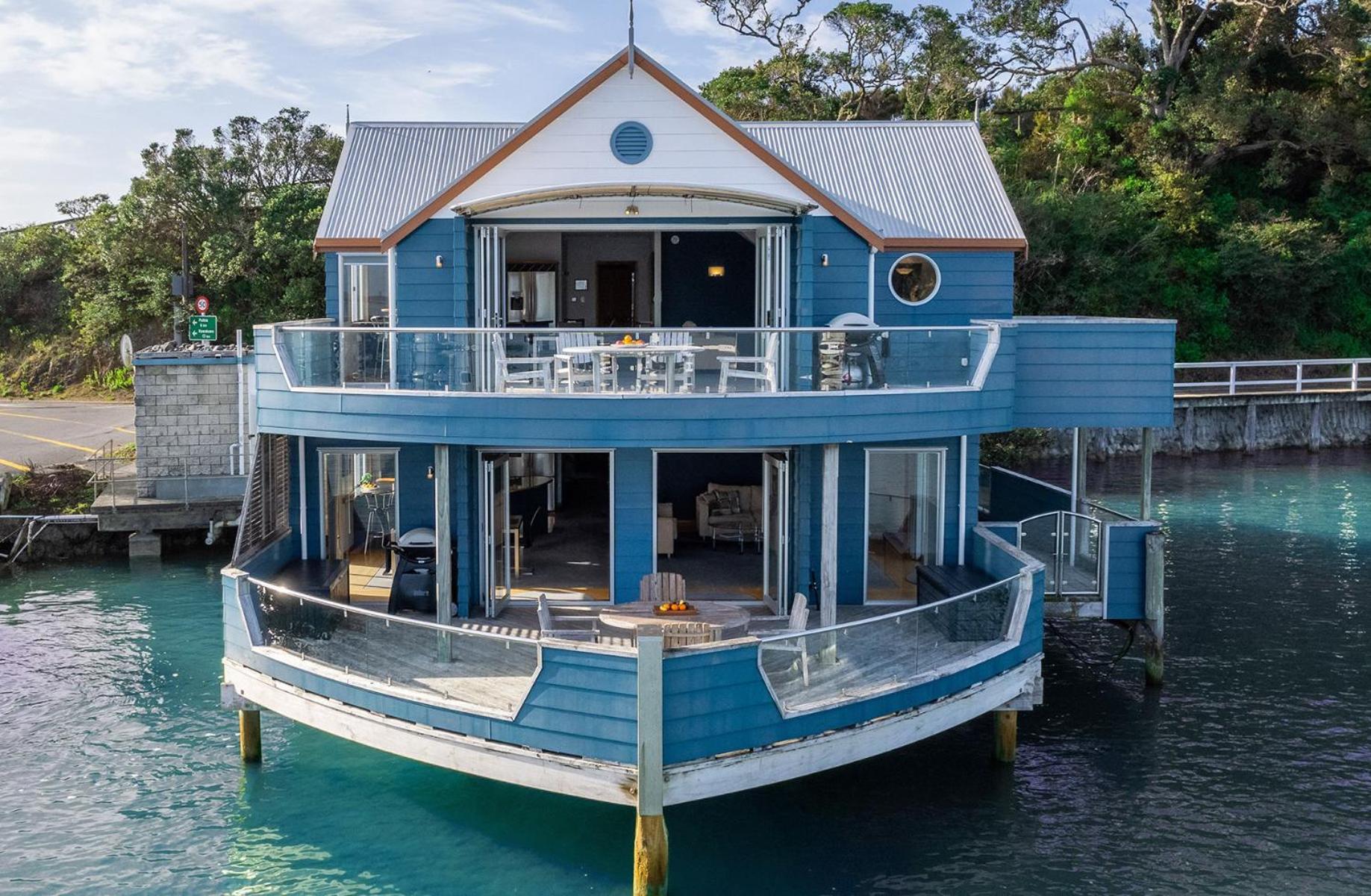 Bay of Islands 2 Bedrooms On The Water-The Landing view 2