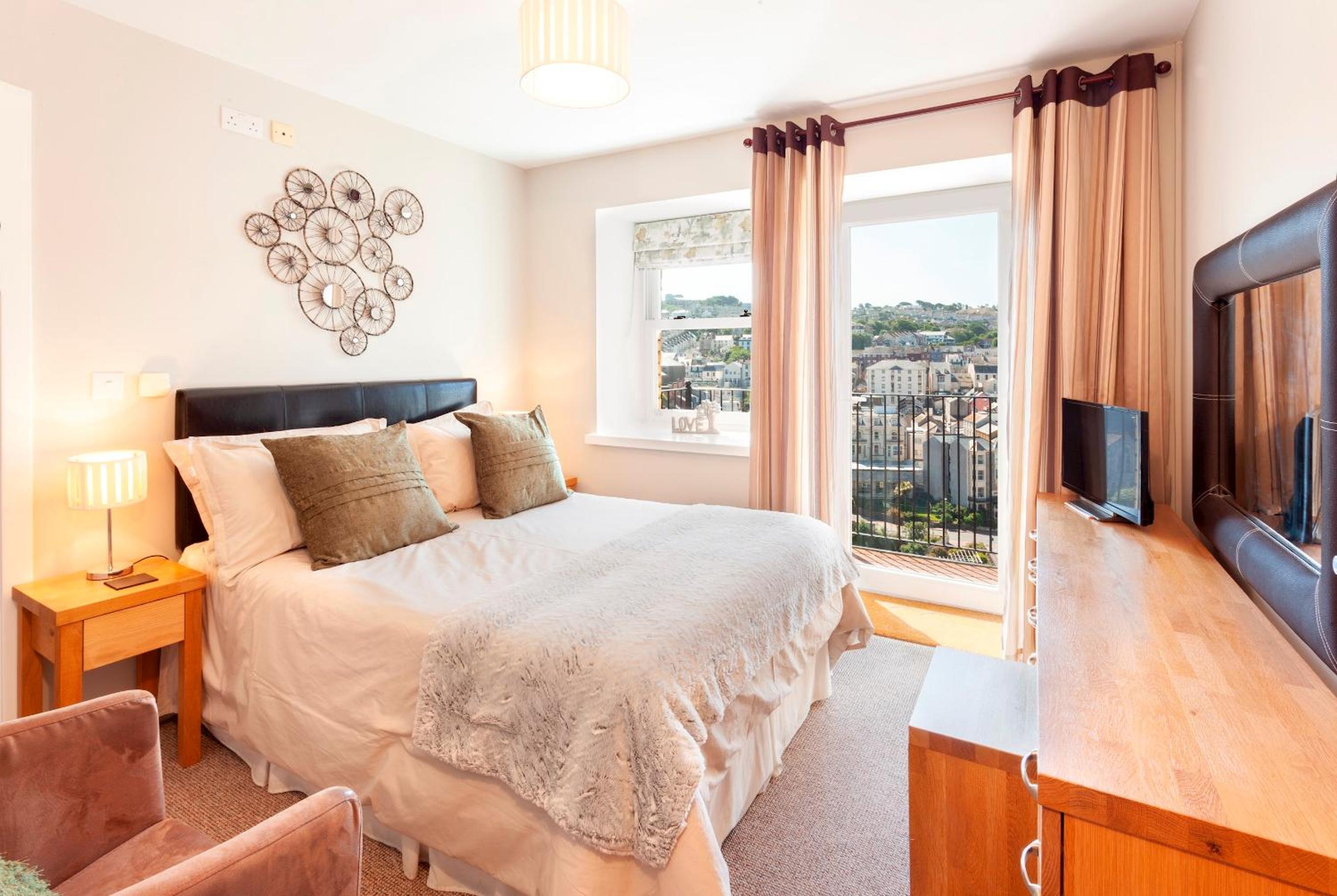 Superb sea front apartment with great sea views view 3